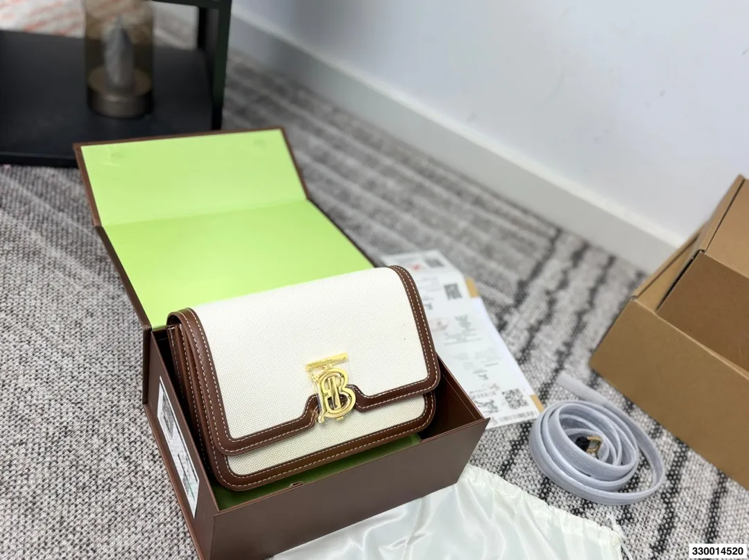p170 配礼盒 Burberry巴宝莉TB金扣豆腐包 白色超美太适合春夏了 尺寸22.15