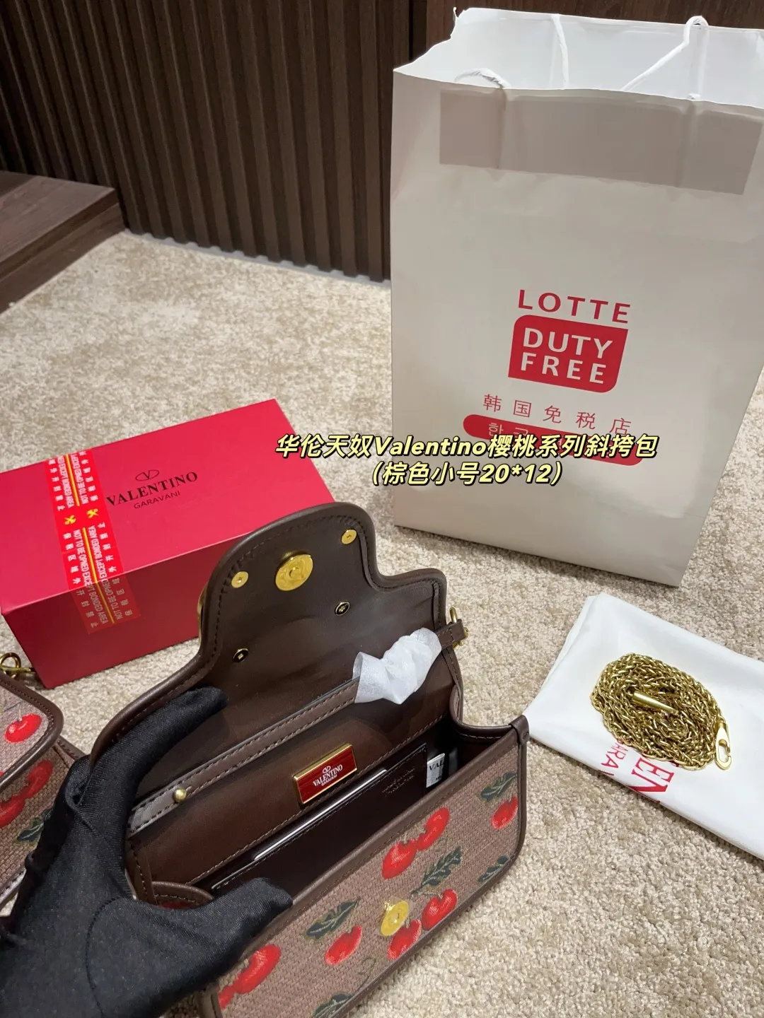 大号p175配盒⚠️尺寸26.12 小号p170配盒⚠️尺寸20.12 华伦天奴Valentino樱桃系列斜挎包 春夏系列 ,丰富的色彩、复杂的图案和多层次的材质,打造出强烈的视觉冲击,Freen轻松驾驭,优雅又性感~传递出春夏季节的浪漫与活力,为品牌注入新的活力!