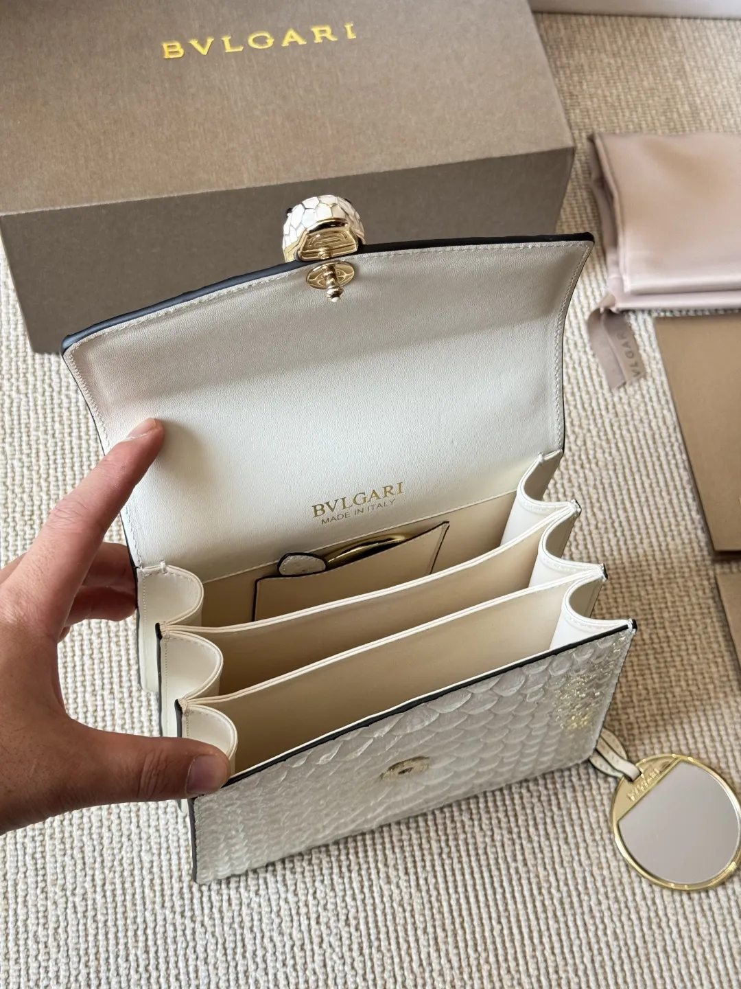 顶级原单 纯牛皮 p285 宝格丽Bvlgari 神仙合作款 Ss24限定系列 撞色新款 原版珐琅蛇头 A爆啦 原单品 Woc风琴包 内里原版隔断 [得意]可单肩可斜挎 万年不过时 专柜对版 彰显高级品味 如果女人衣柜里面没有一款宝格丽就称不上一个完美的女人❤️进口原版珐琅蛇头扣 五金扣好质感巨百搭，质量好到爆棚 版型油边超级牛[得意][得意]细节决定品质[玫瑰]尺寸：20 18cm