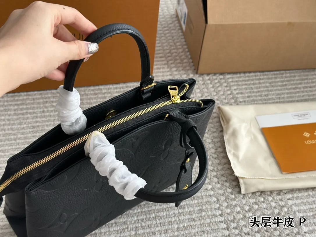 p220 全套包装🎁 这款是2021年的新款但是是经典老花,是国庆才上 新的款式。Petit Palais Tote包取材Monogram帆布,搭配天然皮革。行李牌的挂锁精致我觉得很可爱。可以手提也可以斜挎单肩,比较实用。29cm 折叠礼盒🎁