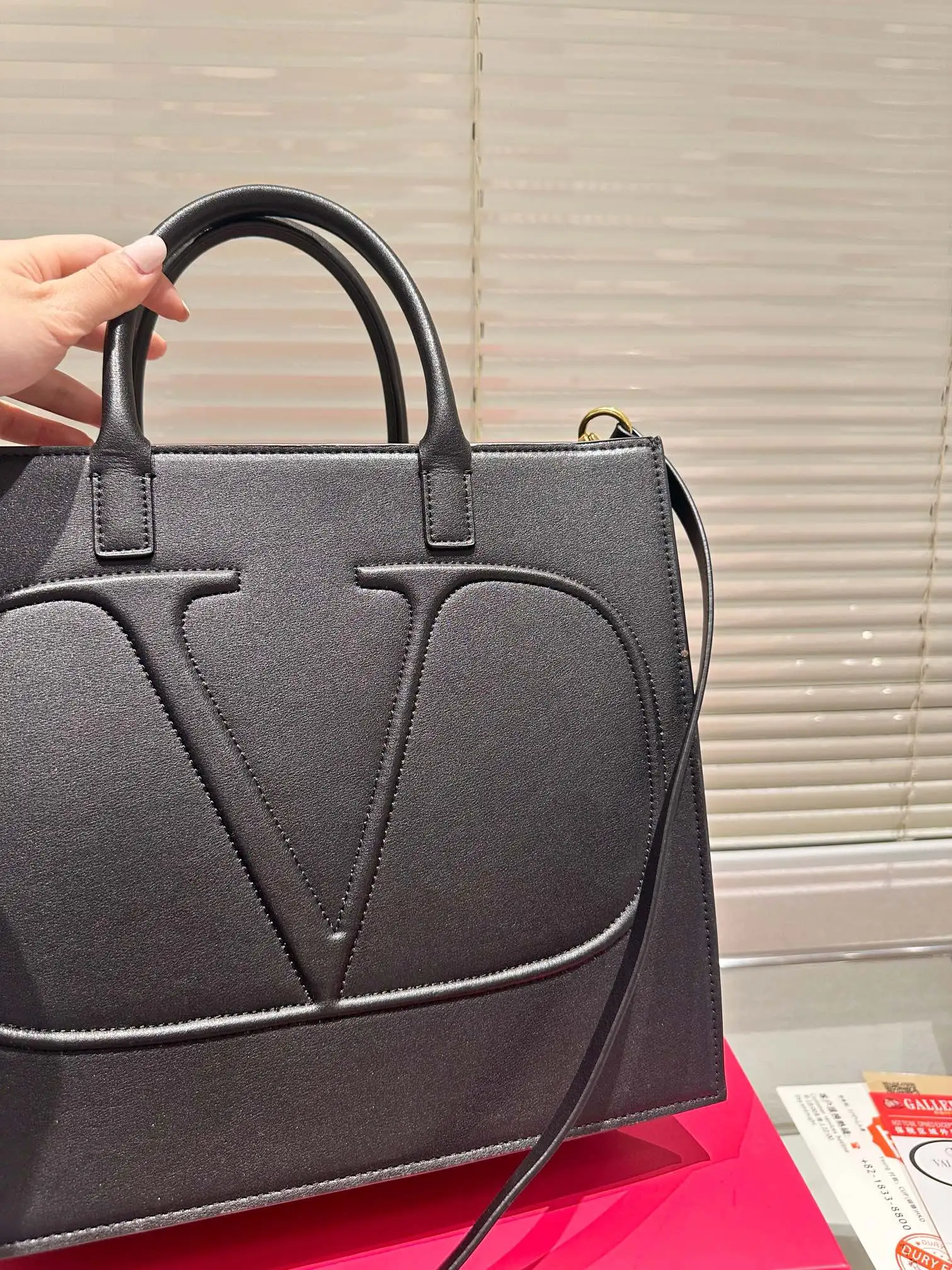 P190 配礼盒🎁 华伦天奴VALENTINO女士 托特包 Valentino Letter Bag 来自Valentino 的信袋。新赛季刚刚到来。 尺寸 31.27