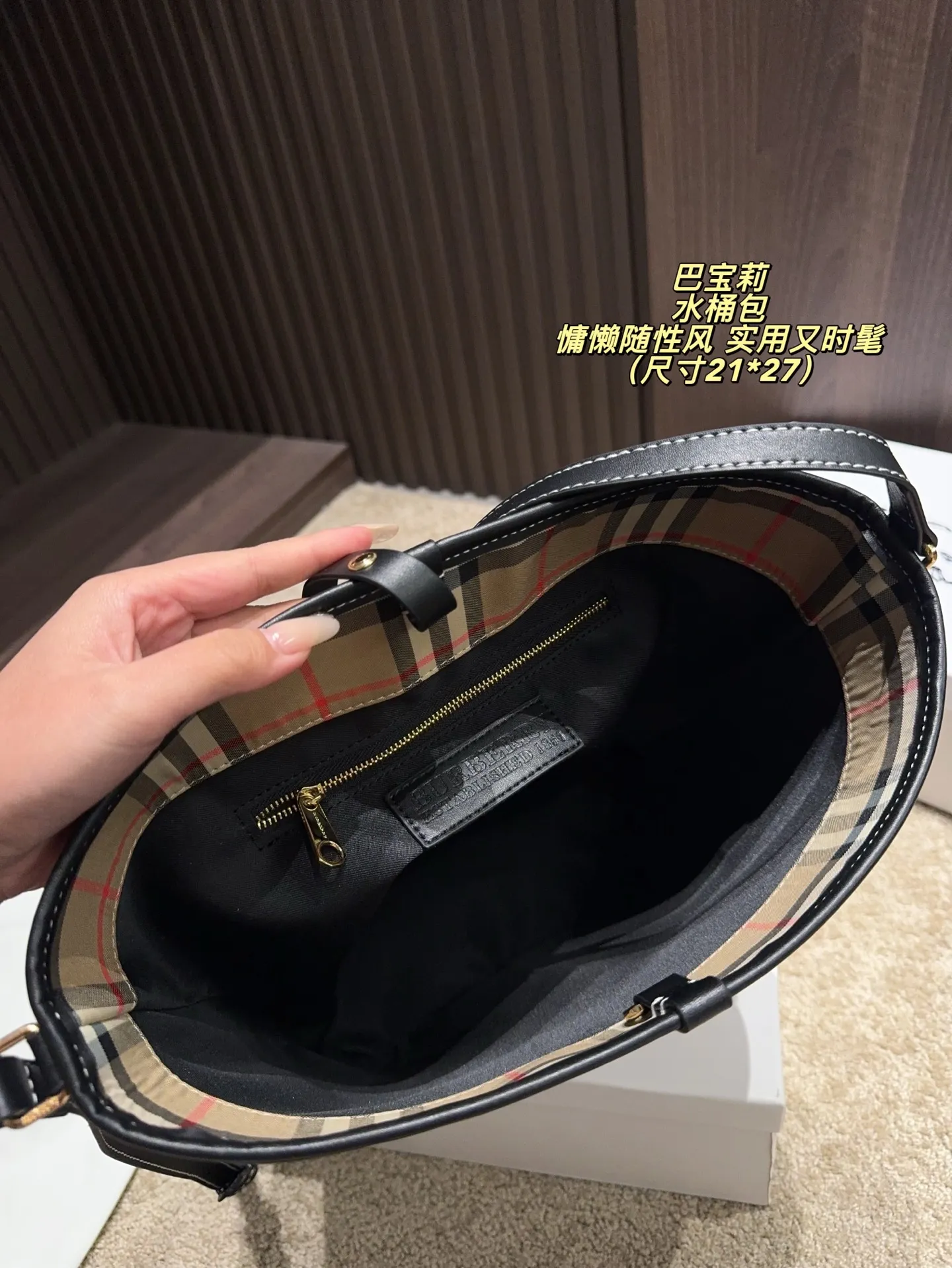 P140无盒⚠️尺寸21*27 巴宝莉 Burberry 水桶包 斜格纹设计不仅展现了复古的韵味,同时也融入了现代的时尚元素,让包包成为街头的一道亮丽风景线。一眼心动的新款的格纹水桶包也太好看了!斜格纹真的太吸晴啦~ 好看的格纹配棕色皮质,搭配可调节式肩带 轻松打造两种肩背模式,又轻盈又能装还百搭背上有种高级的英伦风范,回头率也超高