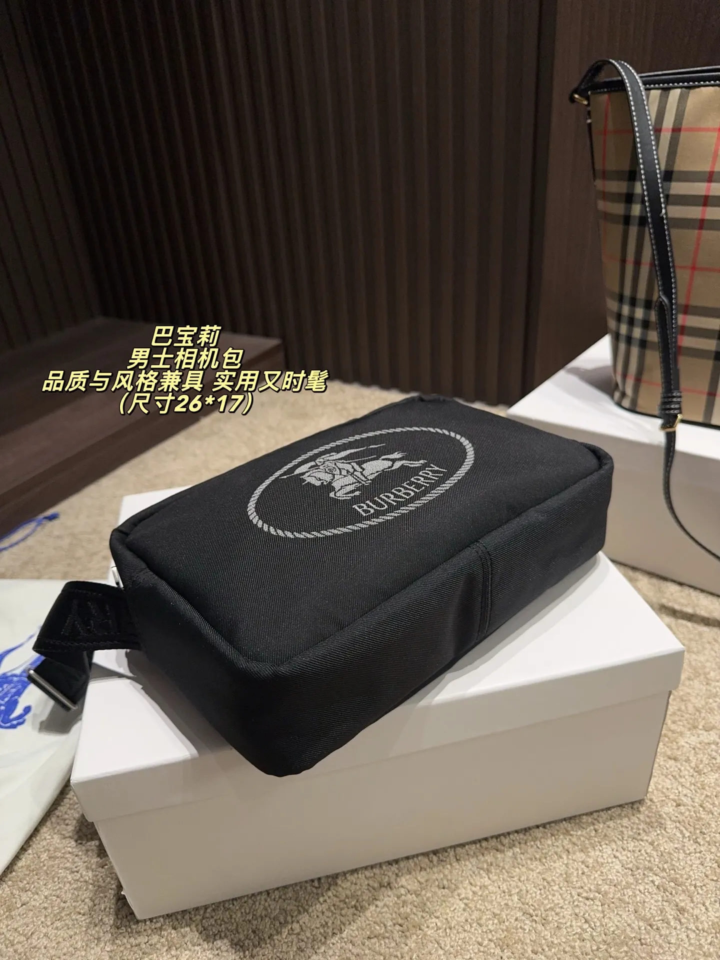 P160配盒⚠️尺寸26*17 Burberry 巴宝莉 男士相机包 黑色尼龙材质+战马刺绣,英伦风满满!双隔层设计,收纳超方便。肩带可调节,斜挎or手提都OK,通勤、旅行都能轻松驾驱。尼龙轻便耐用,日常出门无压力,实用又时髦,是Burberry经典系列,品质与风格兼具,超适合追求质感的你!