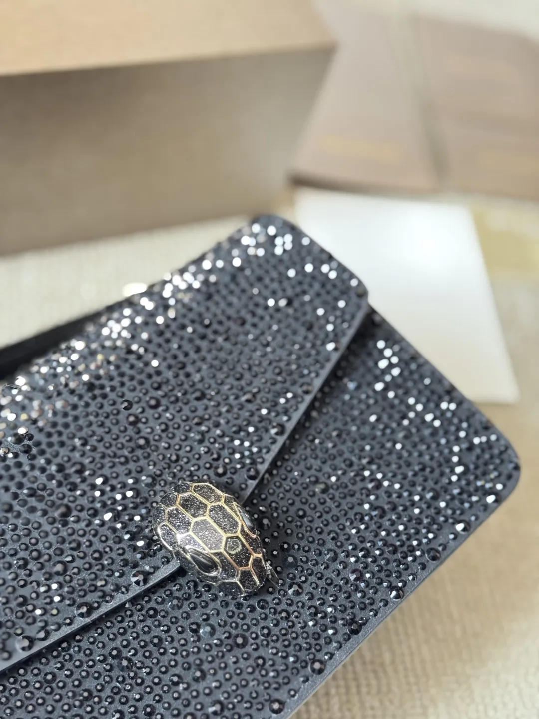 顶级原单 纯牛皮 p245 宝格丽Bvlgari 神仙合作款 Ss25限定系列 撞色新款 原版珐琅蛇头 A爆啦 原单品 Woc风琴包 内里原版隔断 [得意]可单肩可斜挎 万年不过时 专柜对版 彰显高级品味 如果女人衣柜里面没有一款宝格丽就称不上一个完美的女人❤️进口原版珐琅蛇头扣 五金扣好质感巨百搭，质量好到爆棚 版型油边超级牛[得意][得意]细节决定品质[玫瑰]尺寸：20 16cm