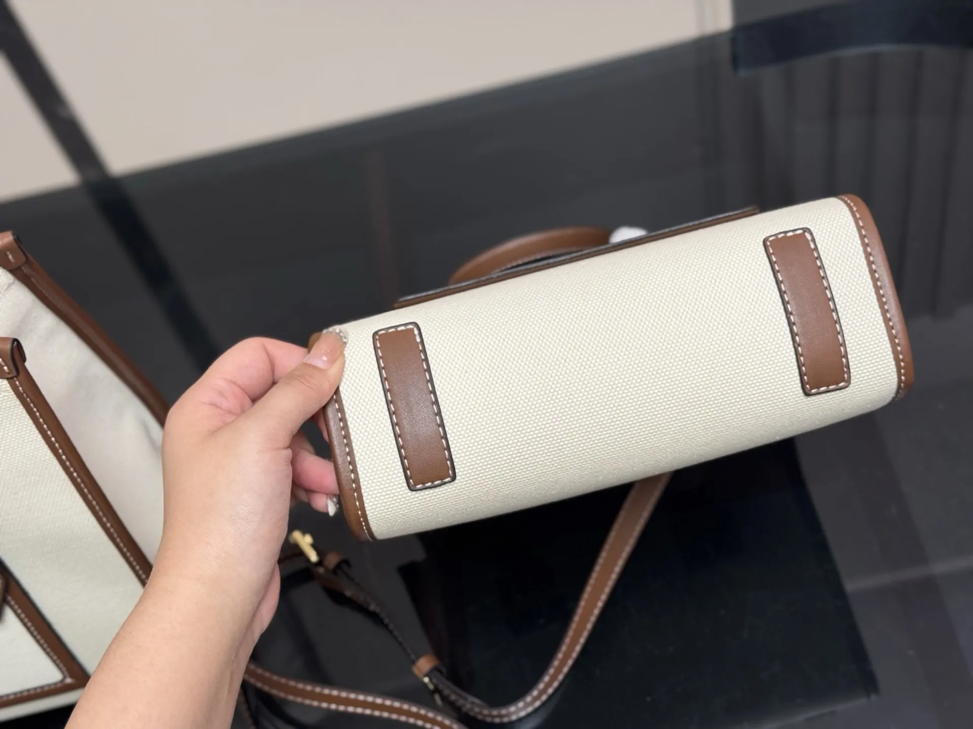 ¥150 ¥140 size: 33.25cm 23.19cm 巴宝莉Freya 帆布tote(托特) 方方正正的外形自带一股复古学院气息! 真的好爱粉色 夏天小托特的不二选择!