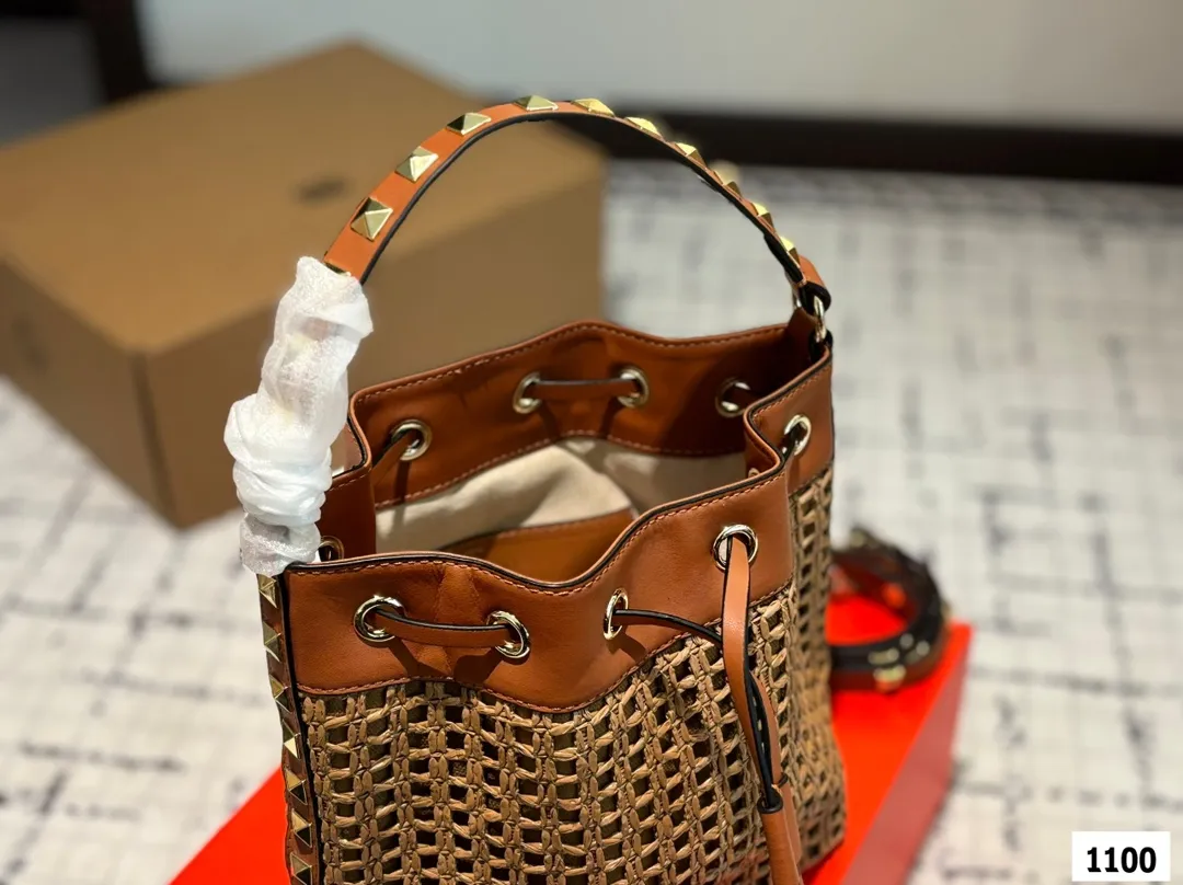 P185 配折叠盒子 Valentino 华伦天奴编织包24春夏浓浓的度假风，却也适合日常觉得这样的包包得有一个，毕竟，海浪、沙滩，没人想拒绝# 尺寸：18 20