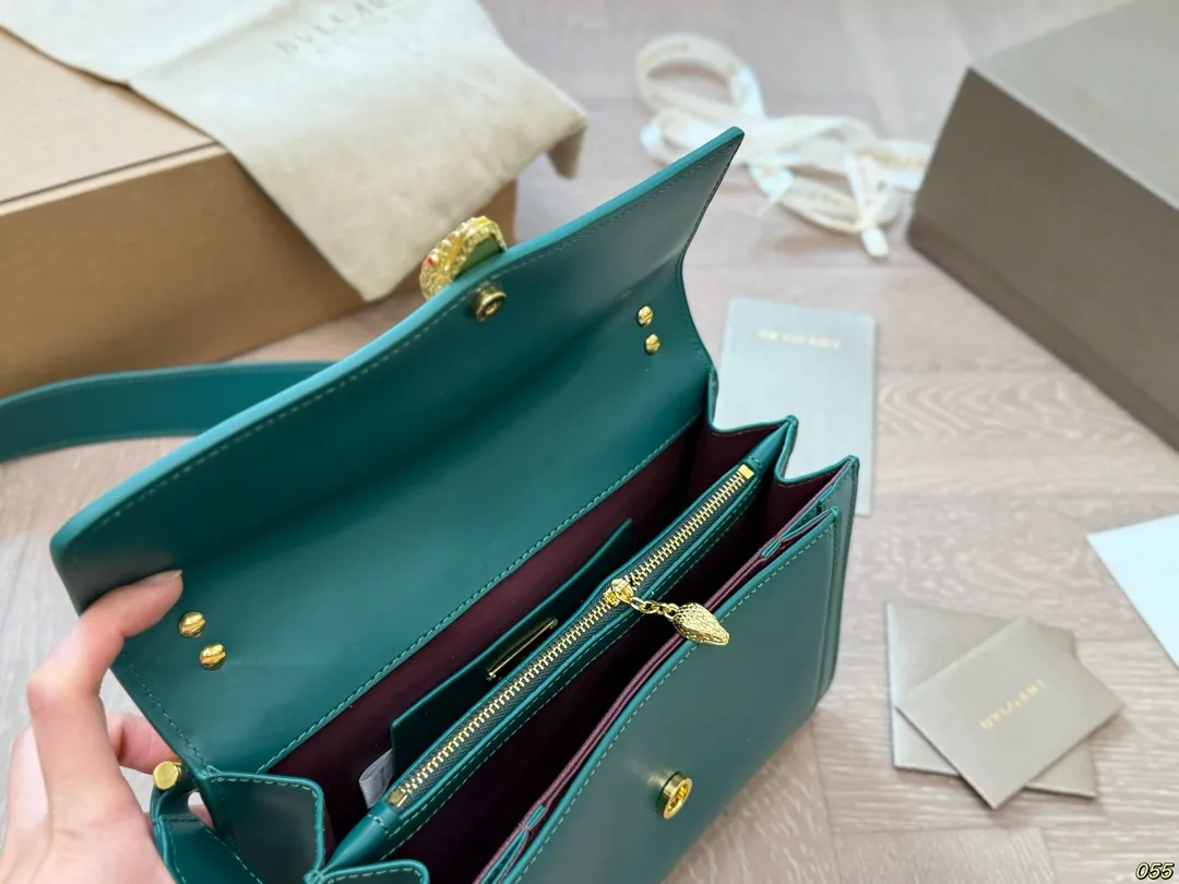 &yen;210飞机盒 宝格丽 Bvlgari蛇头包 ⚠️顶级原单 不愧是开挂般的存在 包身轻便 百搭 给予满满的高级感 尺寸25 17