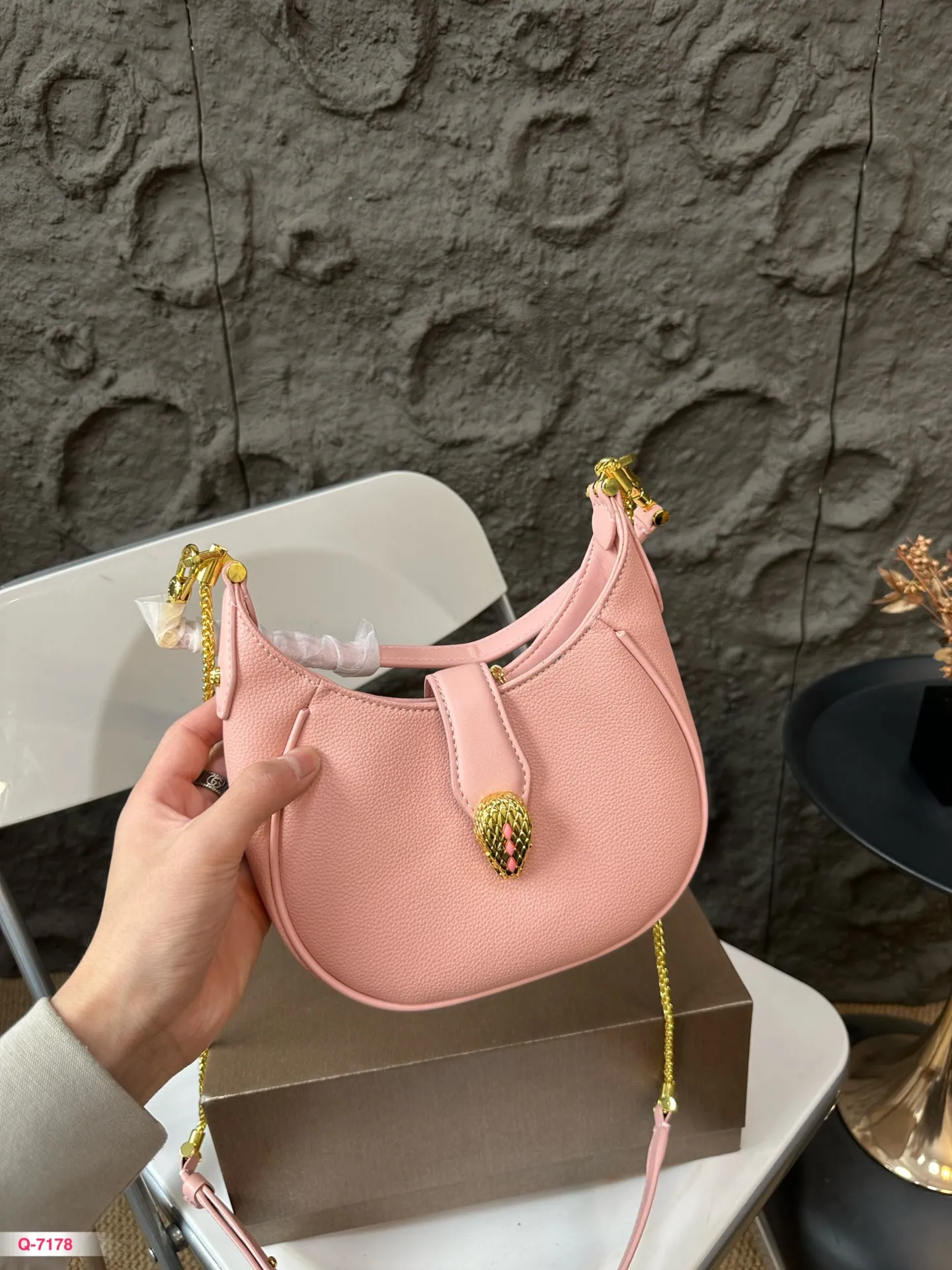 💰220 配折叠盒 宝格丽短肩带腋下背!荔枝纹牛皮金属长肩带可以斜挎!就算腋下包的风过去了还可以继续斜挎!摩登时髦简约! 我个人非常喜欢的链条提手十 宽肩带设计,链条斜挎包也炒鸡可爱!鲜艳的配色!小小的个头!很难说不爱!尺寸19.14cm