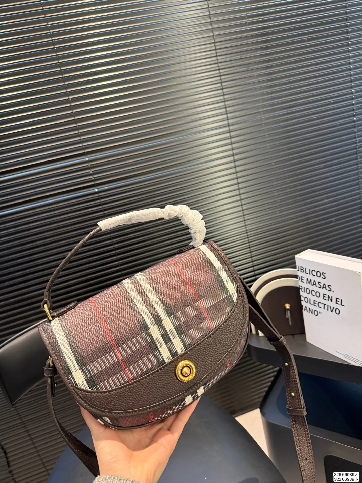 大号P180 小号P160 当经典格纹，邂逅浓郁秋色 复古⻛格的摩登面貌 🟣 复古格纹永不过时 高级感穿搭公式，一件Burberry就够了。 尺寸大24 19 小18 13 货号66939