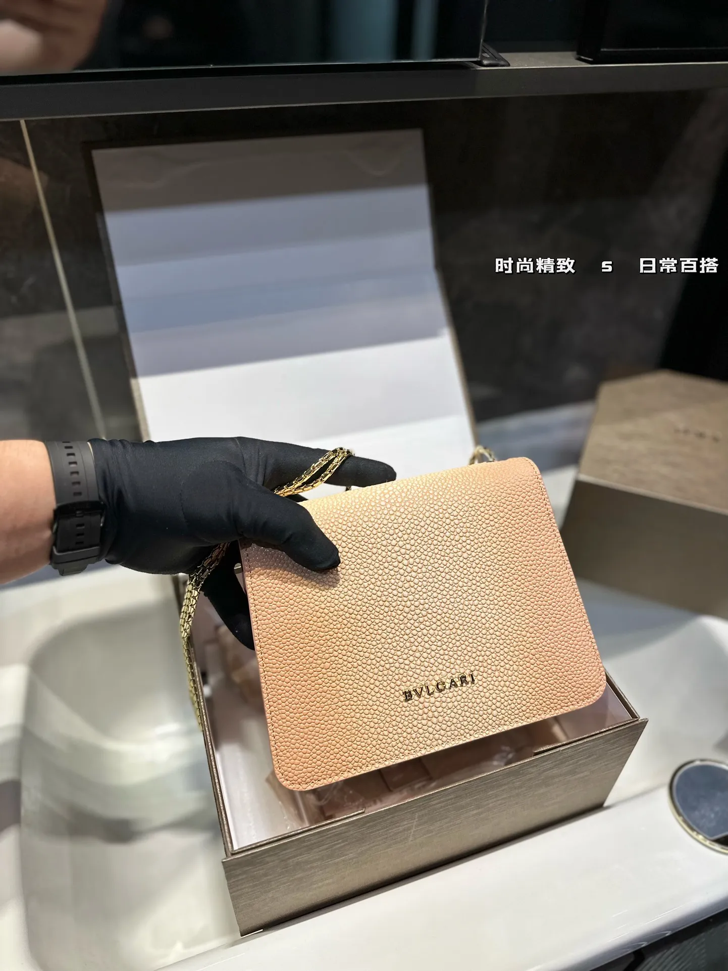 ❤️p200/p200❤️ 宝格丽Bvlgari， 原单品 原单皮质！ 原单五金（一定要⚠️链条） 牛皮品质🐂🐂 进口珐琅彩五金扣 好质感巨百搭 一定要⚠️⚠️五金！ 尺寸：22*14cm /20cm 还有原版小镜子哦