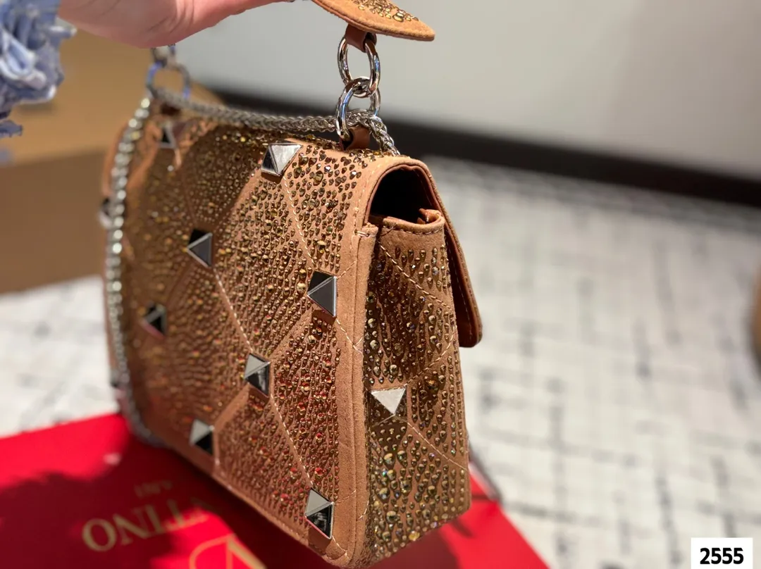 P210 （礼盒包装） valentino vsling 满钻托特包 华伦天奴一款手提包，连接肩带的话，可以作为单肩包或斜挎包使用包包正面的V标华伦天奴特有的标志 高级感 时髦 good#华伦天奴尺寸：24.18