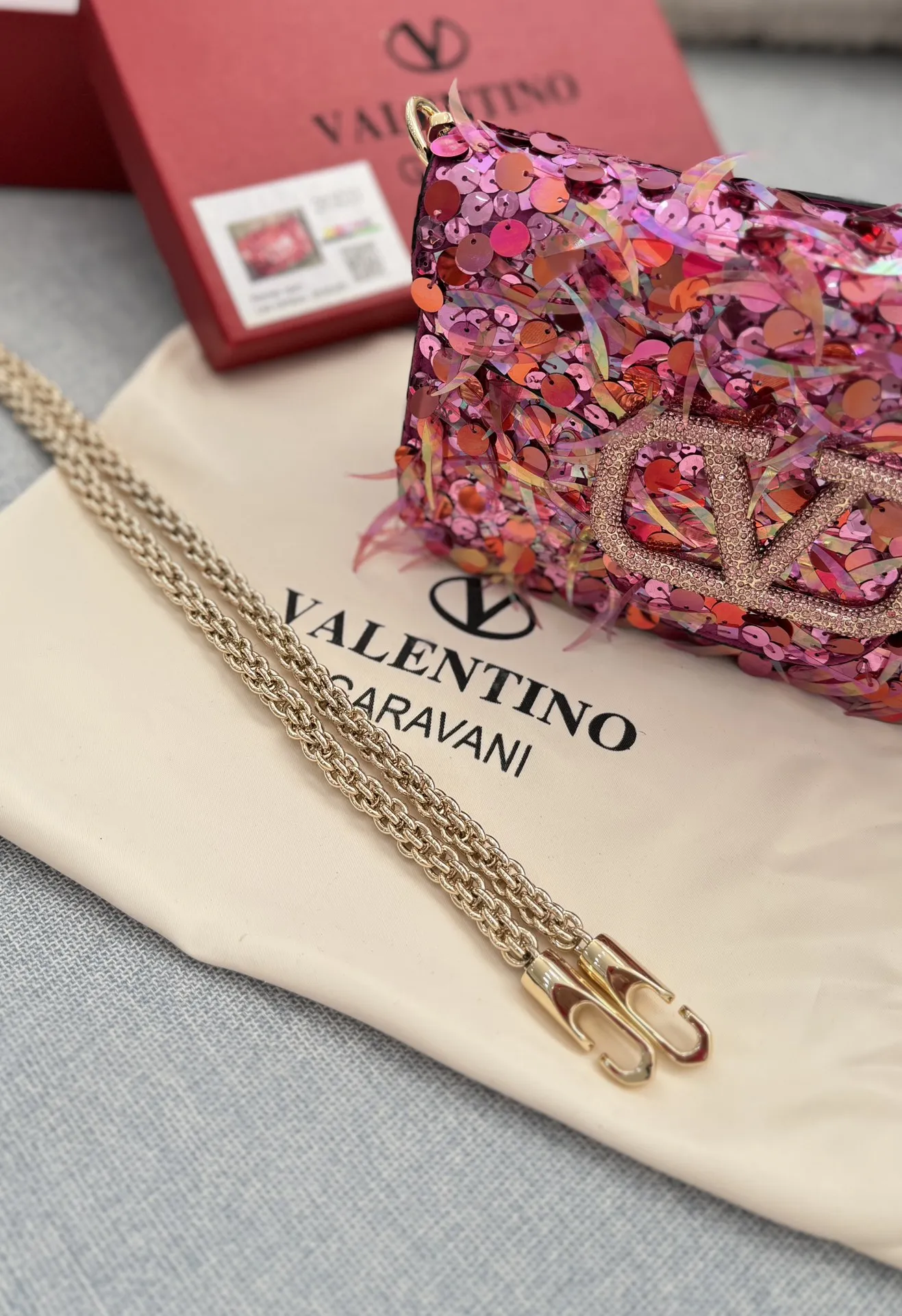 P420 配盒🎀 size:22×14 Valentino华伦天奴 亮片 链条包 手提单肩斜挎包 华伦天奴 Loco亮片单肩包上身效果很惊艳,高级又不刻板美尽在其中,神秘有灵气的小性感 出席宴会晚会之类时一定要选择亮闪闪