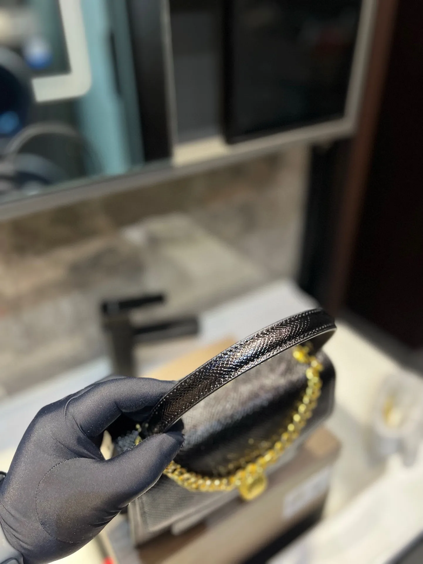 ❤️P155(礼盒包装)❤️ 宝格丽劲爆款!众多明星同款,包包小巧圆润饱满,标志性的蛇头扣点缀玛瑙石,柔软小羊皮包身拿在手里超级有质感,真是气质无敌了,分享给你们,不能我一个人种草!t尺寸:21 18