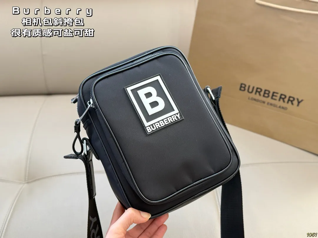 &yen;130 Burberry 巴宝莉相机包 男女都可以背的款式 自己背腻了还可以给男朋友 超喜欢随性帅气的包包 尺寸17 22