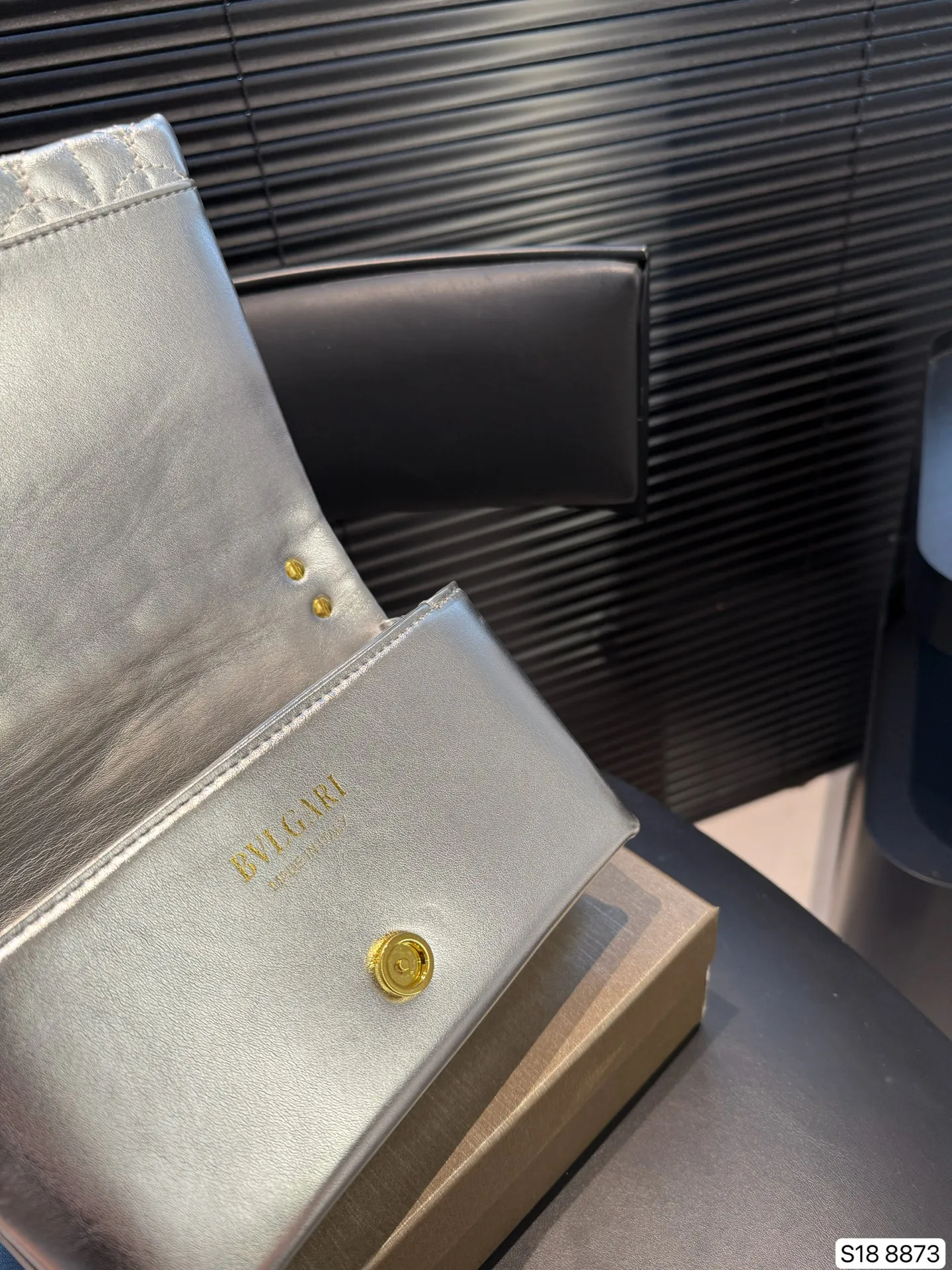 P140 配盒子 只有宝格丽可以把珠宝的精致工艺完美地展现在包包上,体现了罗马艺术灵感与珠宝工艺完美结合。包上满是罗马卡拉卡拉的马赛克图案,也就是我们通常所说的扇子。宝格丽高识别度包包,适合平时和特别场合背,又不会轻易撞包。 尺寸21 14 货号8873