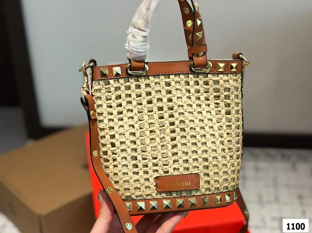 P175 配折叠盒子 Valentino 华伦天奴编织包24春夏浓浓的度假风，却也适合日常觉得这样的包包得有一个，毕竟，海浪、沙滩，没人想拒绝# 尺寸：16 18.5