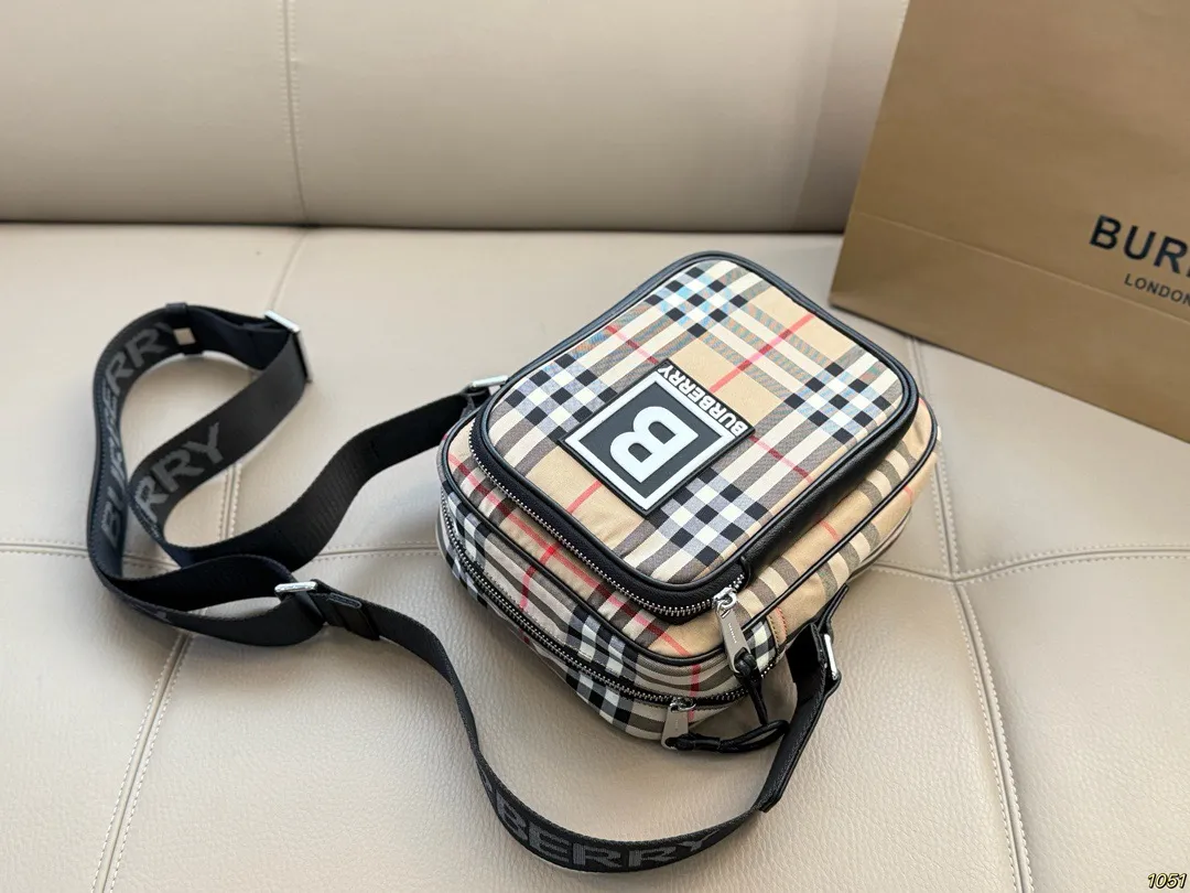 ¥130 Burberry 巴宝莉相机包 男女都可以背的款式 自己背腻了还可以给男朋友 超喜欢随性帅气的包包 尺寸17 22