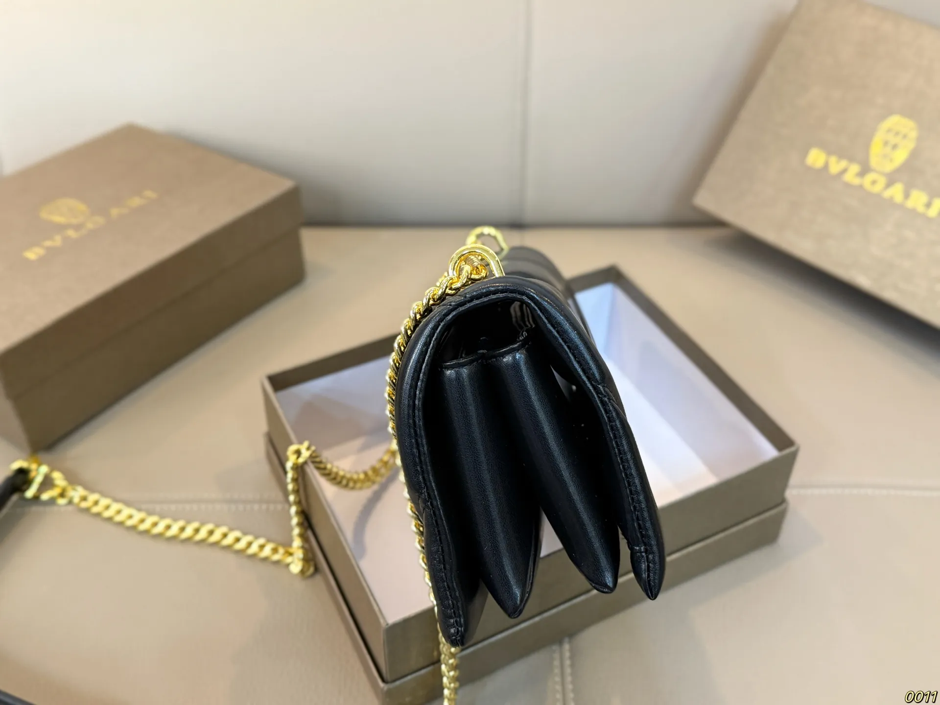 &yen;140配盒 宝格丽 Bvlgari蛇头包 ⚠️顶级原单 不愧是开挂般的存在 包身轻便 百搭 给予满满的高级感 尺寸21 13