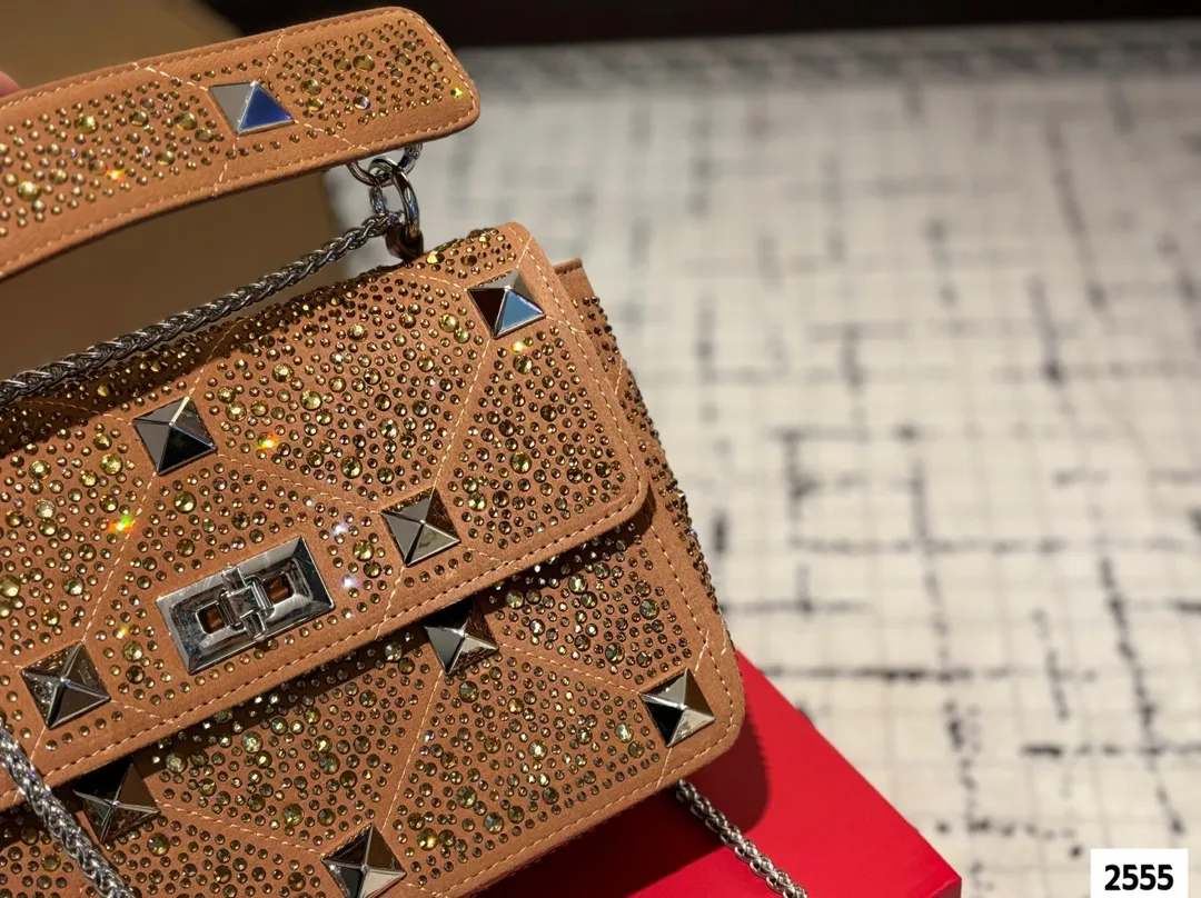 P210 (礼盒包装) valentino vsling 满钻托特包 华伦天奴一款手提包,连接肩带的话,可以作为单肩包或斜挎包使用包包正面的V标华伦天奴特有的标志 高级感 时髦 good#华伦天奴尺寸:24.18