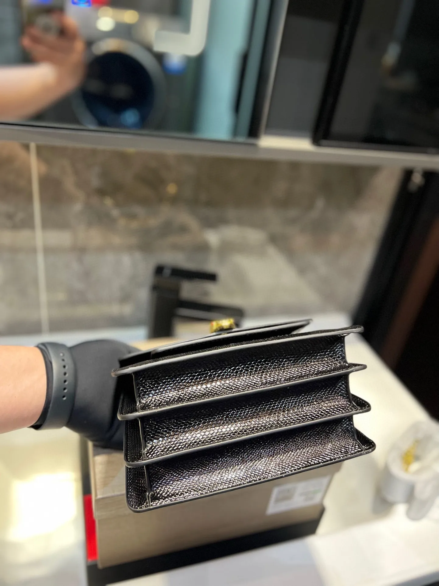 ❤️P155(礼盒包装)❤️ 宝格丽劲爆款!众多明星同款,包包小巧圆润饱满,标志性的蛇头扣点缀玛瑙石,柔软小羊皮包身拿在手里超级有质感,真是气质无敌了,分享给你们,不能我一个人种草!t尺寸:21 18