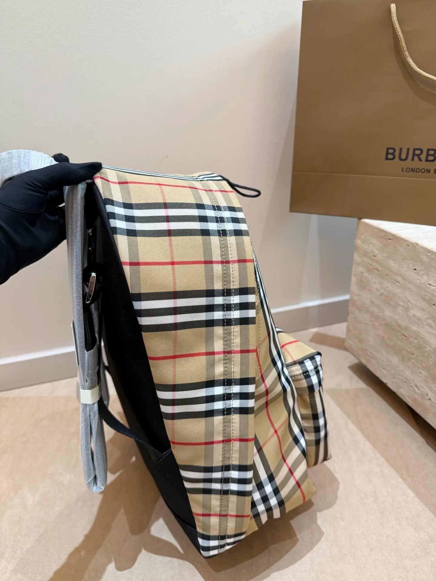 P150 每一季Bur*总要做一件爆款来提升知名度，顺便带动整个品牌的销量。今年春季，这个爆款非&ldquo;The Rucksack军旅背包&rdquo;莫属。巴宝莉双肩包🎒这款背包以标志性Burberry Trench风衣的独创面料作为灵感来源，采用与棉质嘎巴甸同为密织结构的柔韧尼龙材质制成。尺寸：28*37