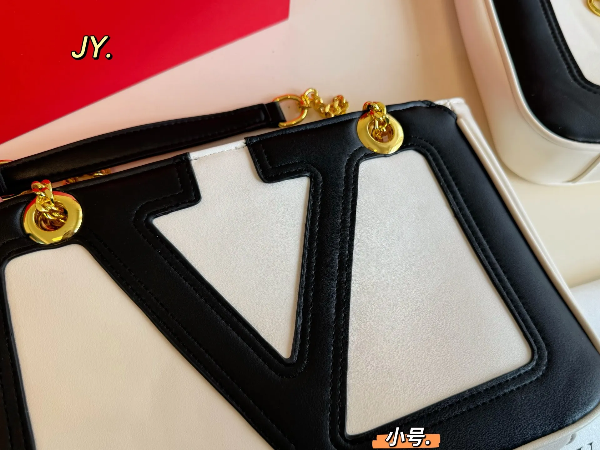 P135大号 P125小号(折叠盒) size:37×26大号 27×18小号 Valentino华伦天奴25 viva supestar 链条腋下包 醒目大logo,辨识度超高 吸睛有质感 高级感溢出来啦 这颜值上身很百搭的呦‼️