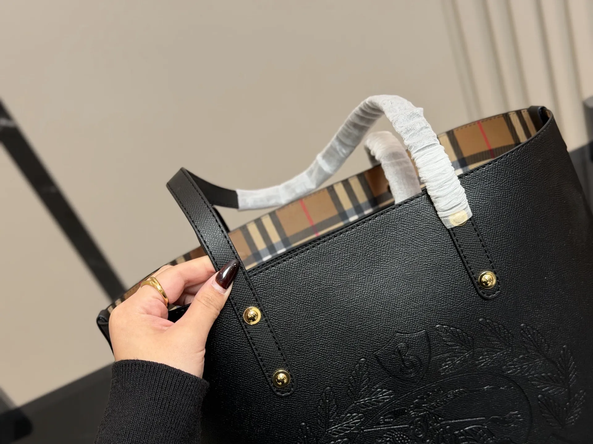 ¥160 巴宝莉购物袋🛍️ 帆布面料✅ 大容量 满足日常 特别适合宝妈 超级能装! 尺寸: 35.30cm