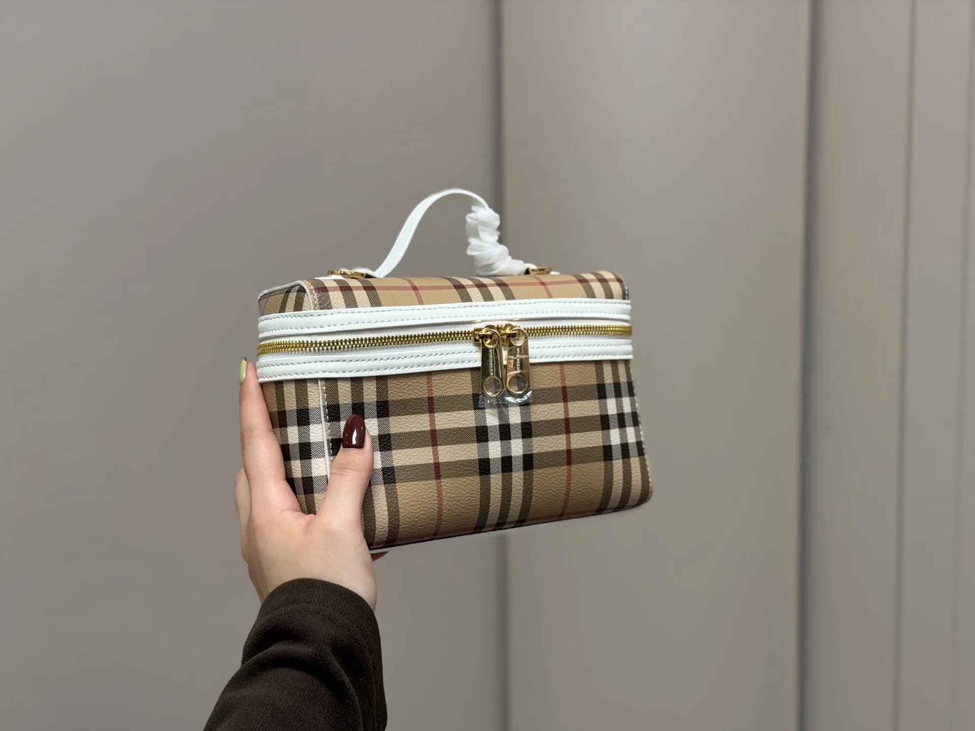 ¥170 配盒 size:20(底宽)*14cm(高) 巴宝莉LP小盒子包 性价比超高的一只格纹小盒子 真的好可爱呀 可甜可盐太可爱啦! 可以手拿可以肩背长度刚刚好