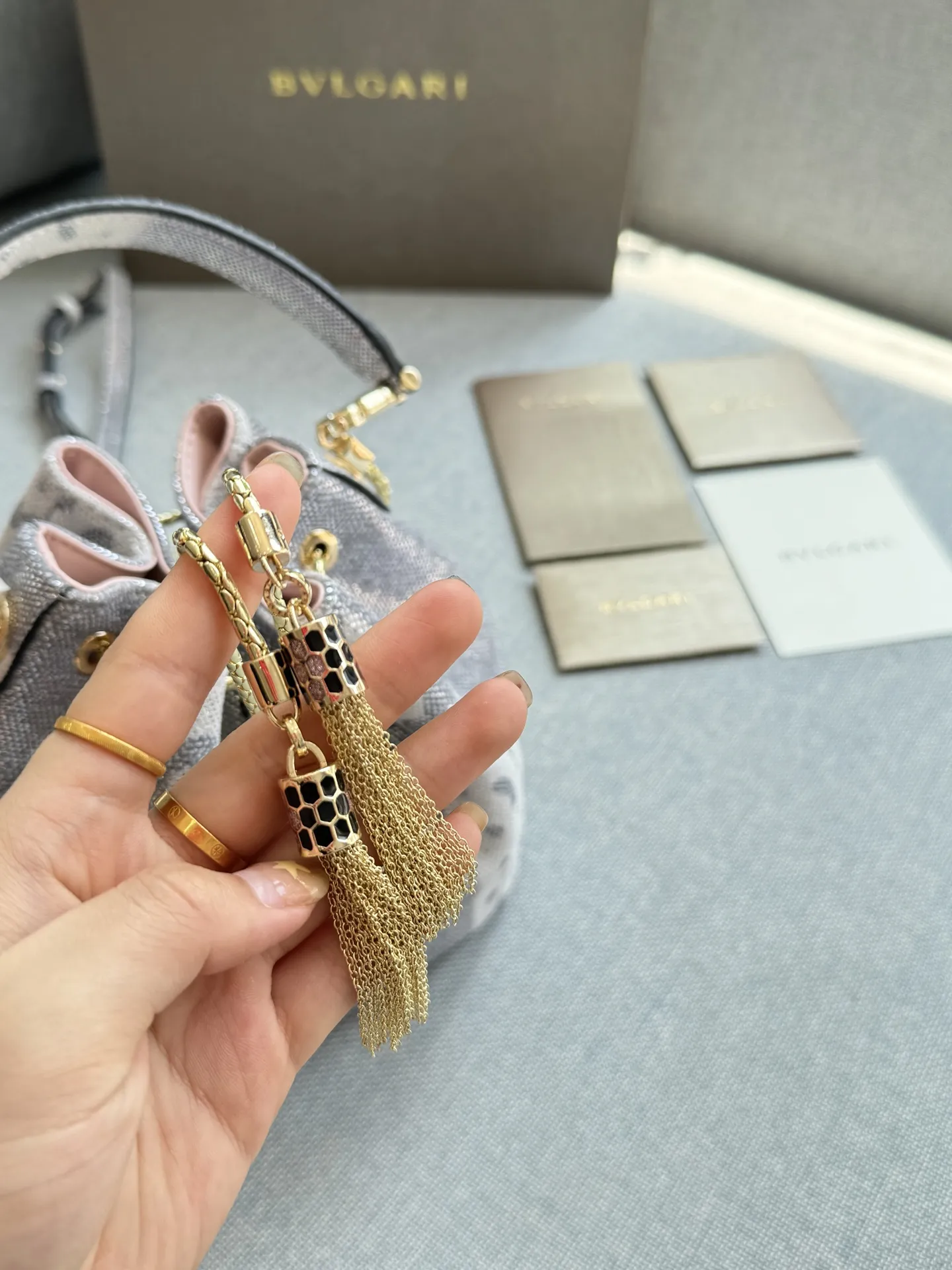 💰240 折叠盒 size:16×19 BVLGARI宝格丽 SERPENTI FOREVER系列 蛇头抽绳扣 水蛇纹 水桶包单肩斜挎包 细节处理的精致程度令人惊叹。 立刻感受到了它的优雅和卓越。 线条流畅且美观,让人爱不释手。