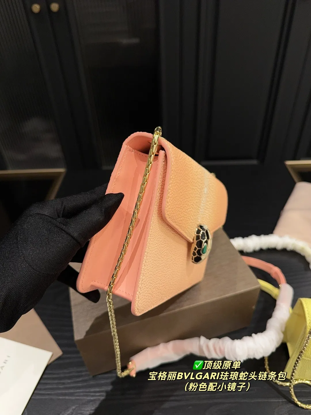 ✅顶级原单P205配折叠盒⚠️尺寸22.14 宝格丽BVLGARI珐琅蛇头链条包 🧜🏻♀️珍珠鱼皮也是 BVLGARI 包包的标志性皮质,皮质表面像一颗颗细密的珍珠⭐️,还带有点珠光闪烁💡的视觉效果,细节部分也是做的精致,色泽鲜亮。🙌🏻 这个颜色一年四季都可以背!因为是稀有珍珠鱼皮,所以特别闪!🌟