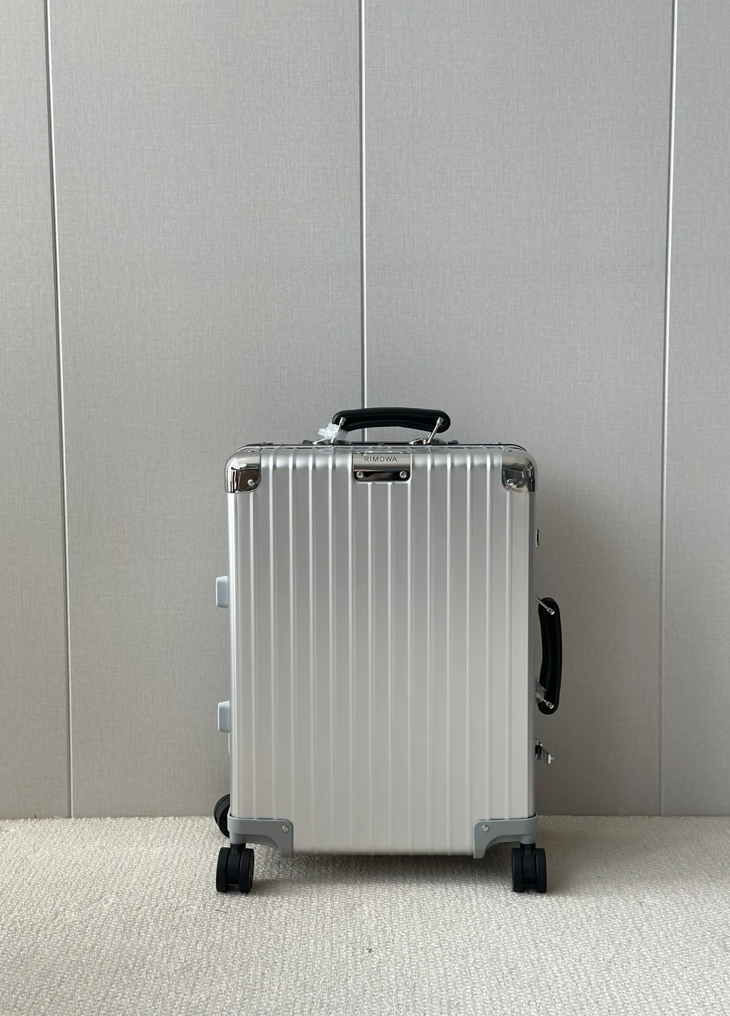 银色~assic fight 系列973复古全铝镁合金登机箱 行李箱/托运箱/旅行箱/拉杆箱/商务箱 日默瓦rimowa专柜zp新款 全新一体标logo,内里/合页/轮子统一M标志,高端的硬制氧化比阳极氧化更高级使箱体更坚硬,50度橡胶轮胎使万向轮更加静音,不锈钢钉日晒雨淋不会生锈,镜面感Tsa国际海关锁通网国际畅通无阻! 尺寸:20寸55×20×40