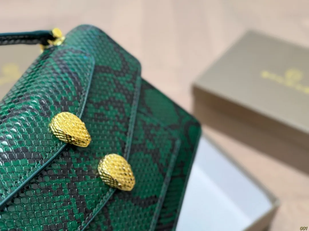 &yen;150配盒 宝格丽 Bvlgari蛇头包 ⚠️顶级原单 不愧是开挂般的存在 包身轻便 百搭 给予满满的高级感 尺寸21 15