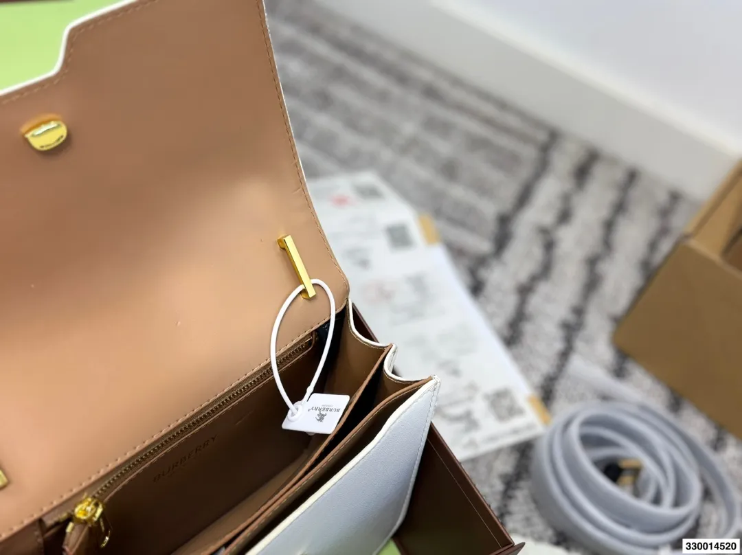 p170 配礼盒 Burberry巴宝莉TB金扣豆腐包 白色超美太适合春夏了 尺寸22.15