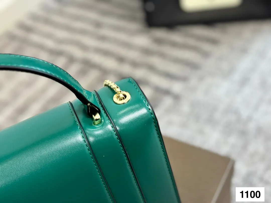 P135 礼盒🎁 宝格丽Bvlgari 神仙合作款 Ss24限定系列 撞色新款 原版珐琅蛇头 A爆啦 原单品 Woc风琴包 内里原版隔断 [得意]可单肩可斜挎 万年不过时 专柜对版 彰显高级品味 如果女人衣柜里面没有一款宝格丽就称不上一个完美的女人❤️进口原版珐琅蛇头扣 五金扣好质感巨百搭，质量好到爆棚 版型油边超级牛[得意][得意]细节决定品质[玫瑰]尺寸：23 18cm