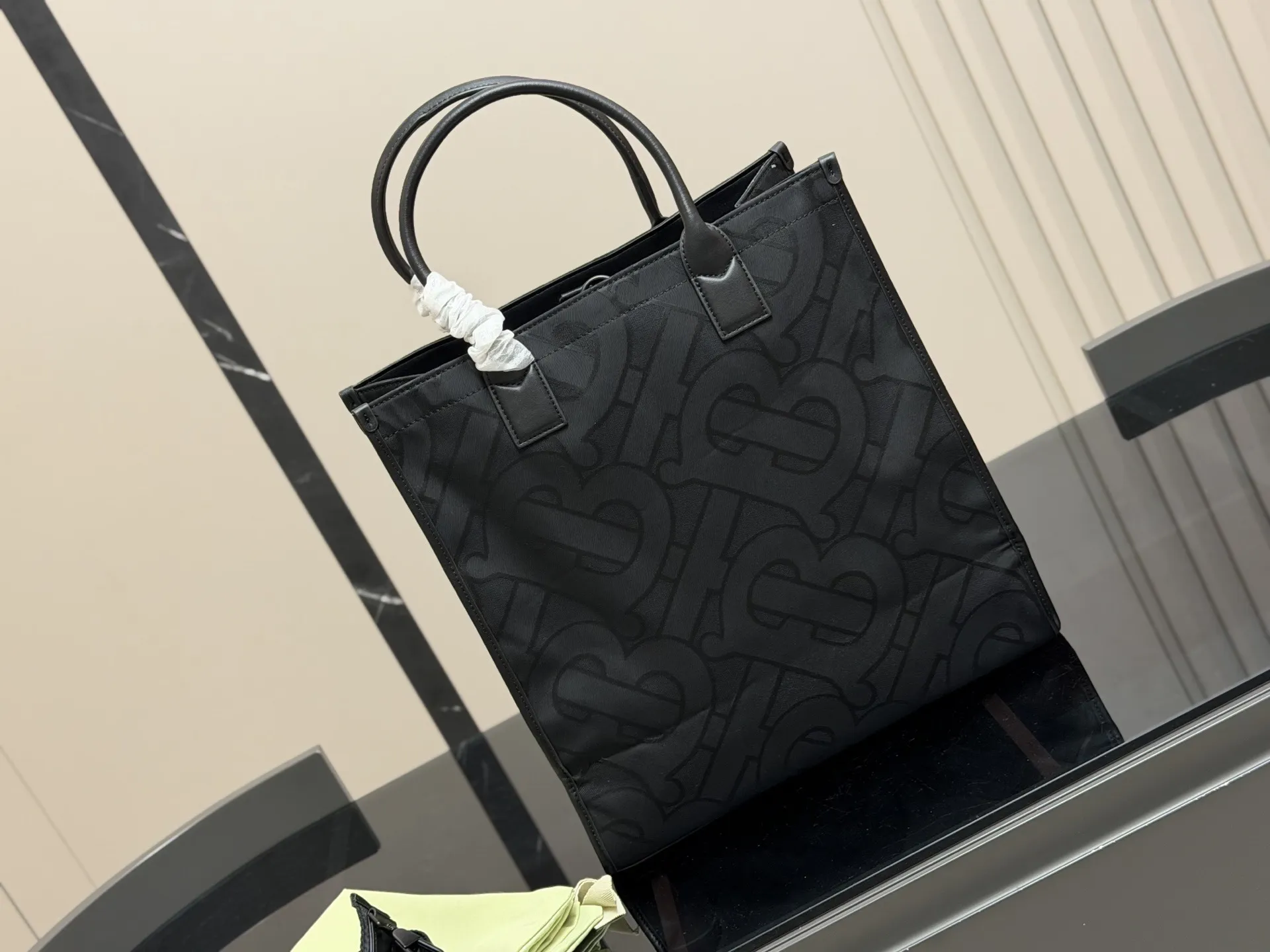 ¥175 巴宝莉购物袋🛍️ 帆布面料✅ 大容量 满足日常 特别适合宝妈 超级能装! 尺寸: 35.36cm