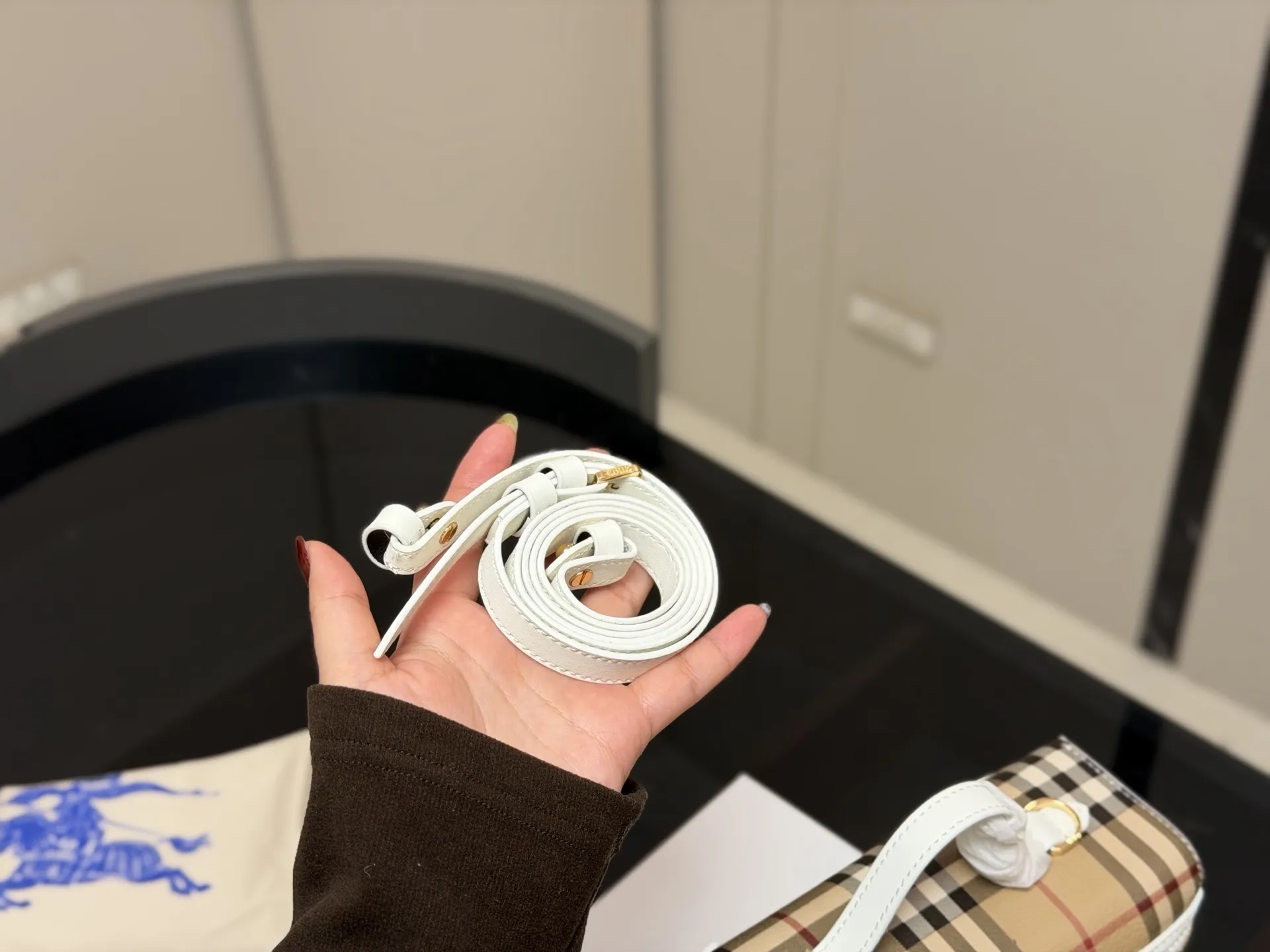 &yen;170 配盒 size：20（底宽）*14cm（高） 巴宝莉LP小盒子包 性价比超高的一只格纹小盒子 真的好可爱呀 可甜可盐太可爱啦！ 可以手拿可以肩背长度刚刚好