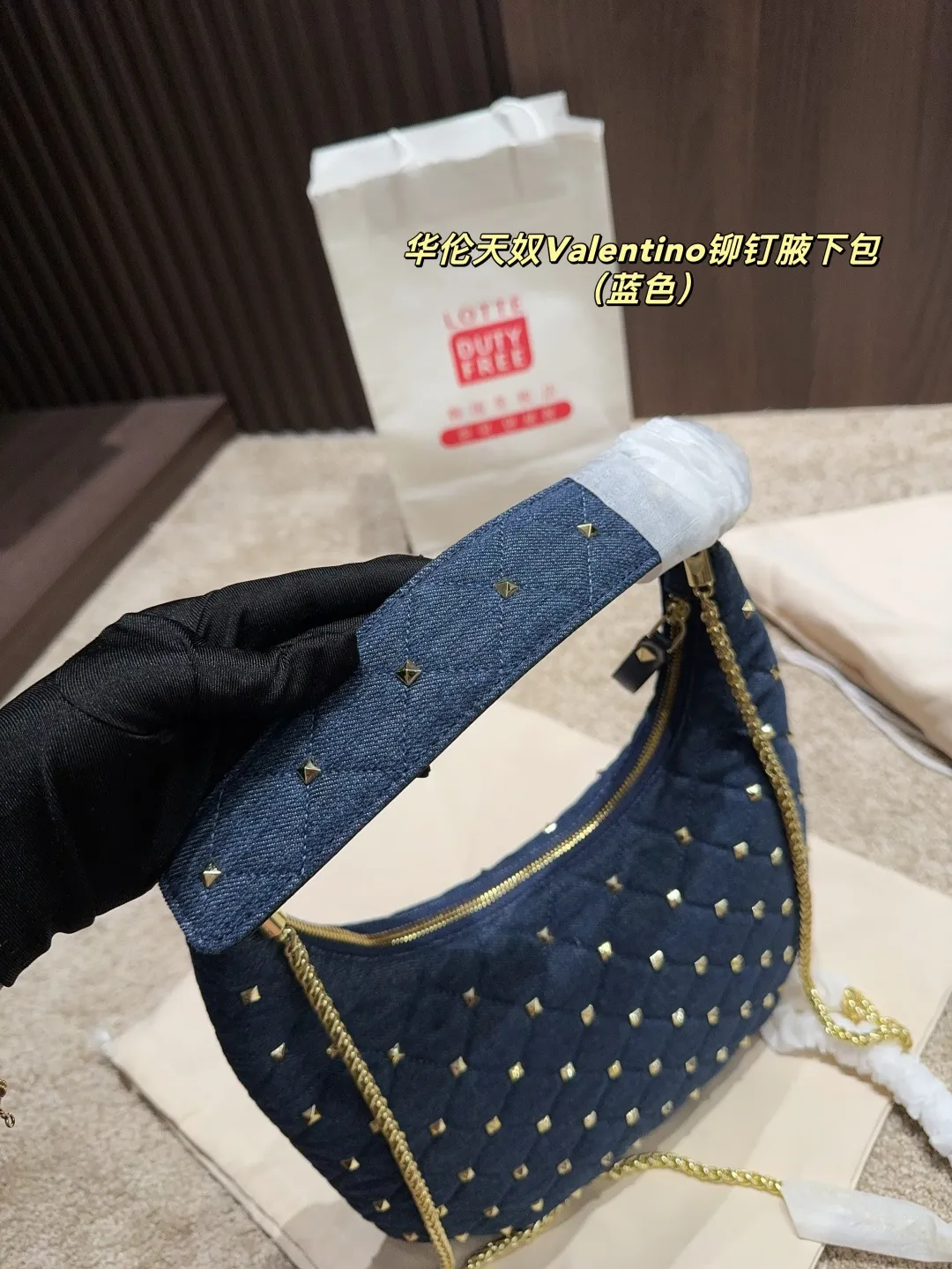 p160配折叠盒⚠️尺寸16.19 华伦天奴Valentino铆钉腋下包 超经典的华伦天奴铆钉包，永不过时的时尚单品！💖每一款都超美，经典百搭，时尚度满分～✨