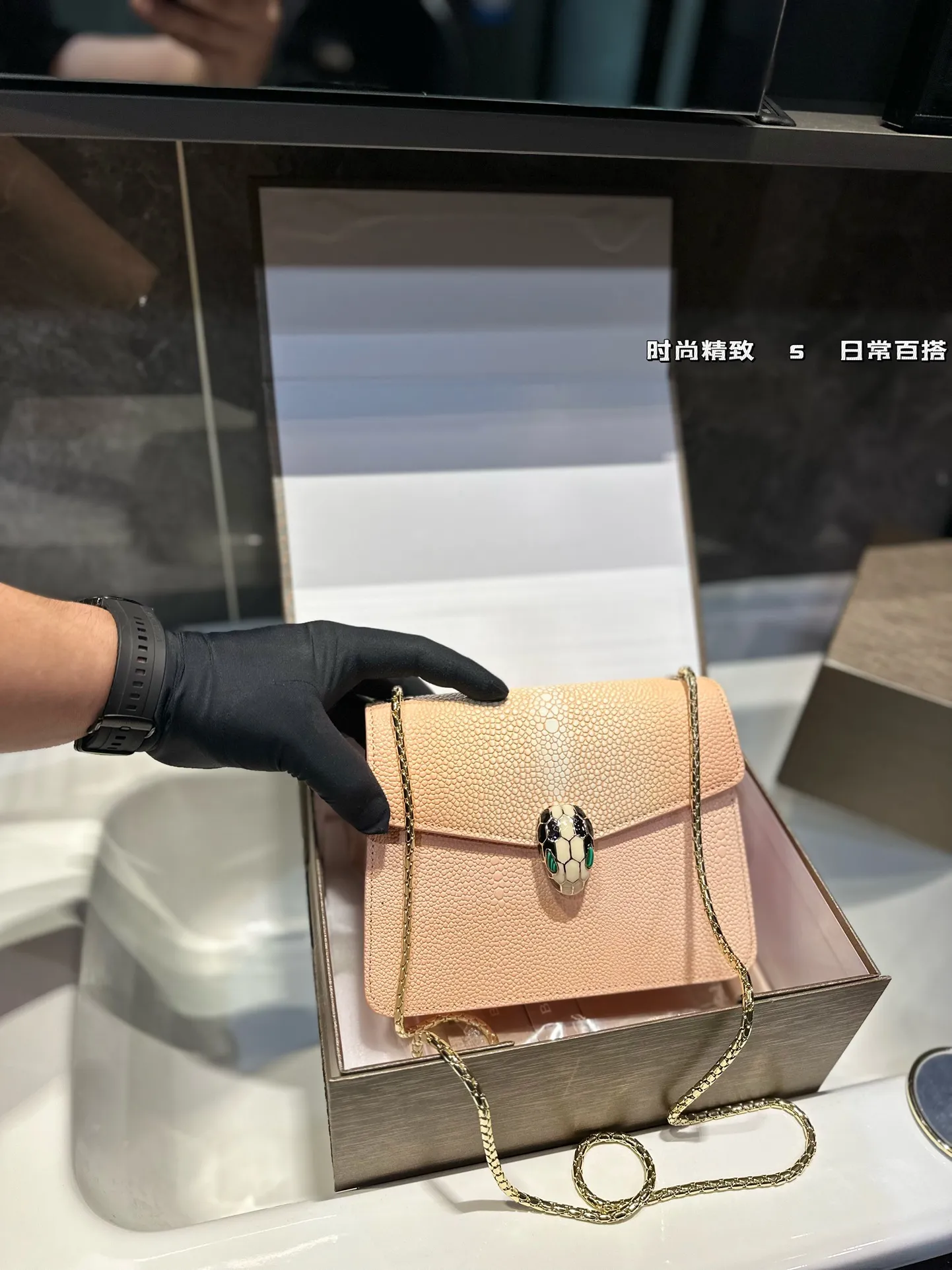 ❤️p200/p200❤️ 宝格丽Bvlgari， 原单品 原单皮质！ 原单五金（一定要⚠️链条） 牛皮品质🐂🐂 进口珐琅彩五金扣 好质感巨百搭 一定要⚠️⚠️五金！ 尺寸：22*14cm /20cm 还有原版小镜子哦