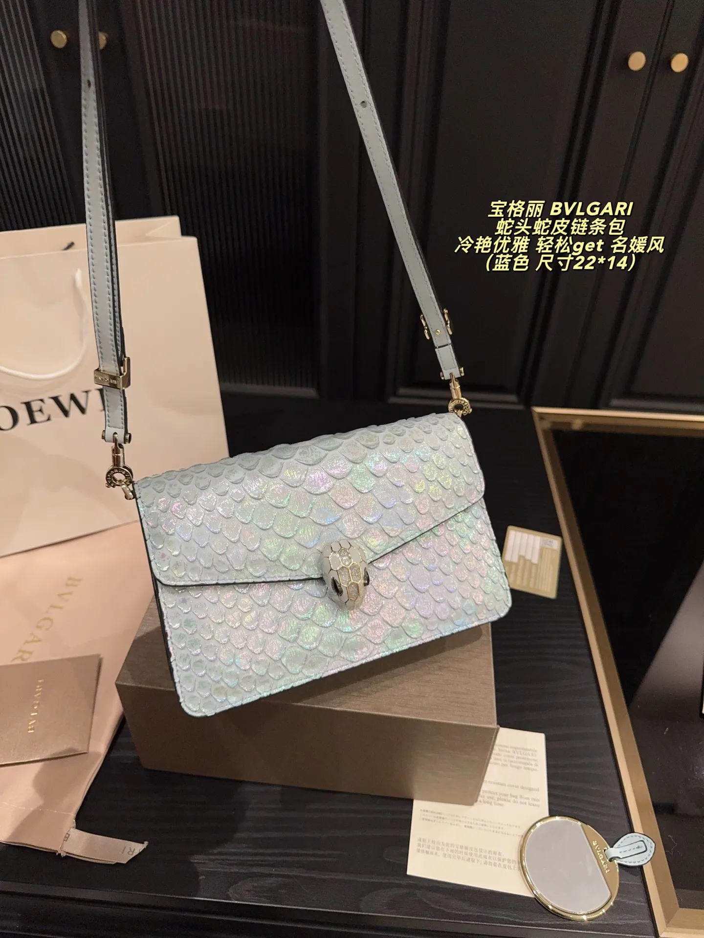 P215 配折叠盒⚠️尺寸22*14 宝格丽 BVLGARI 蛇头蛇皮链条包 冷艳优雅 女神都爱背的宝格丽蛇头包 轻松get 名媛风 包包实物材质细节做的很有质感 蛇头锁扣是珐琅材质 搭配的宝石拼色给整只包增添了神秘高级感