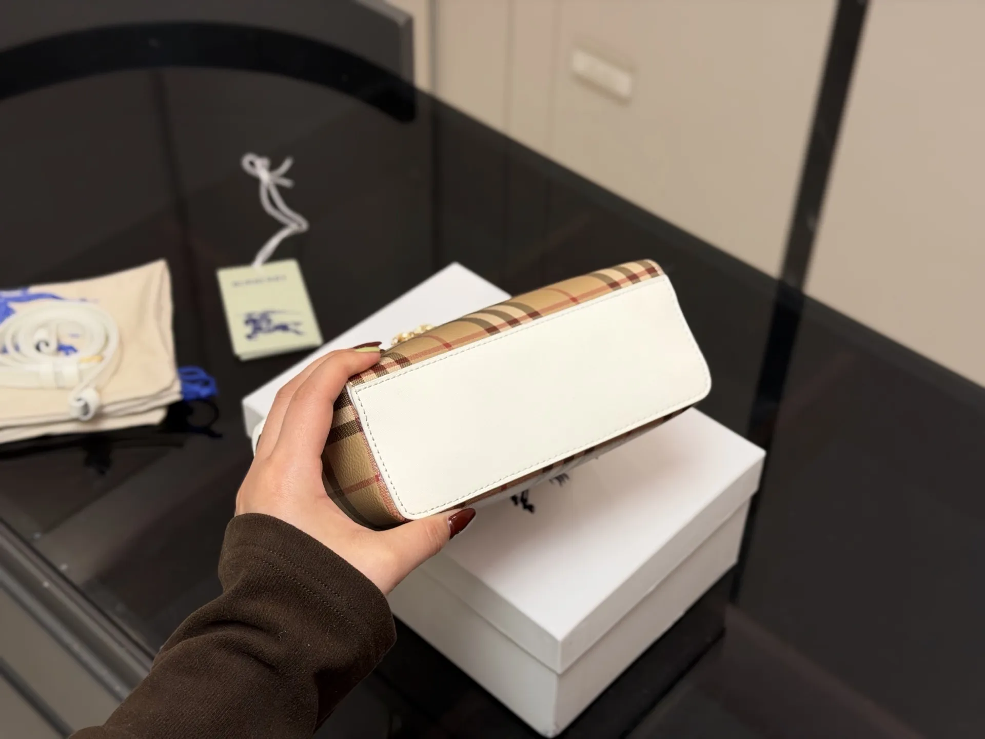 &yen;170 配盒 size：20（底宽）*14cm（高） 巴宝莉LP小盒子包 性价比超高的一只格纹小盒子 真的好可爱呀 可甜可盐太可爱啦！ 可以手拿可以肩背长度刚刚好