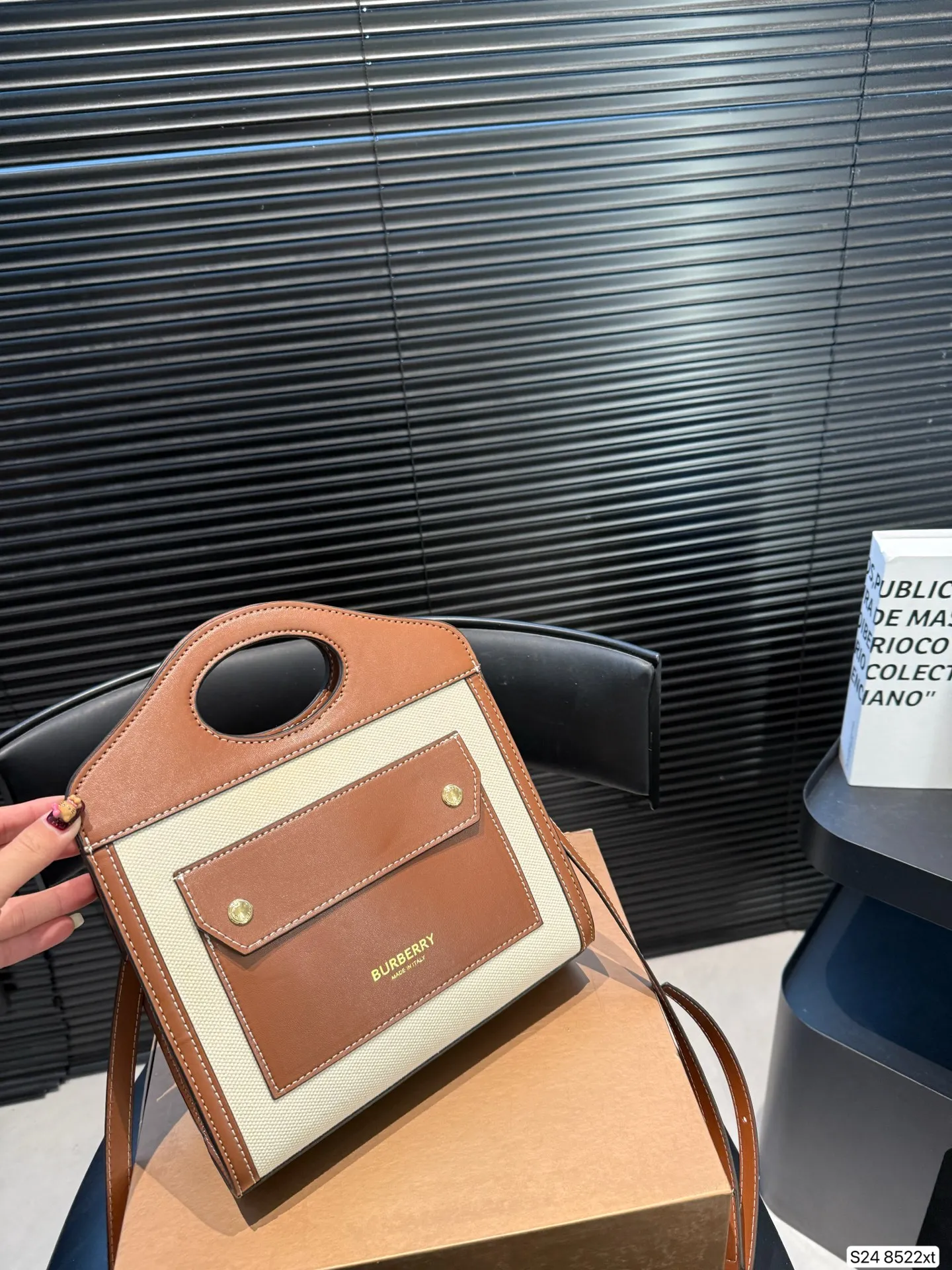 P170 配折叠盒 这款包包算是Burberry家的爆款啦‼️白棕双拼,满满的复古文艺风,又有一种优雅的高级感,更是时尚达人明星街拍的常客了~ 尺寸23 22 货号8522