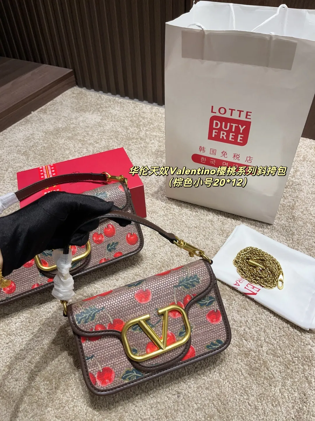 大号p175配盒⚠️尺寸26.12 小号p170配盒⚠️尺寸20.12 华伦天奴Valentino樱桃系列斜挎包 春夏系列 ,丰富的色彩、复杂的图案和多层次的材质,打造出强烈的视觉冲击,Freen轻松驾驭,优雅又性感~传递出春夏季节的浪漫与活力,为品牌注入新的活力!