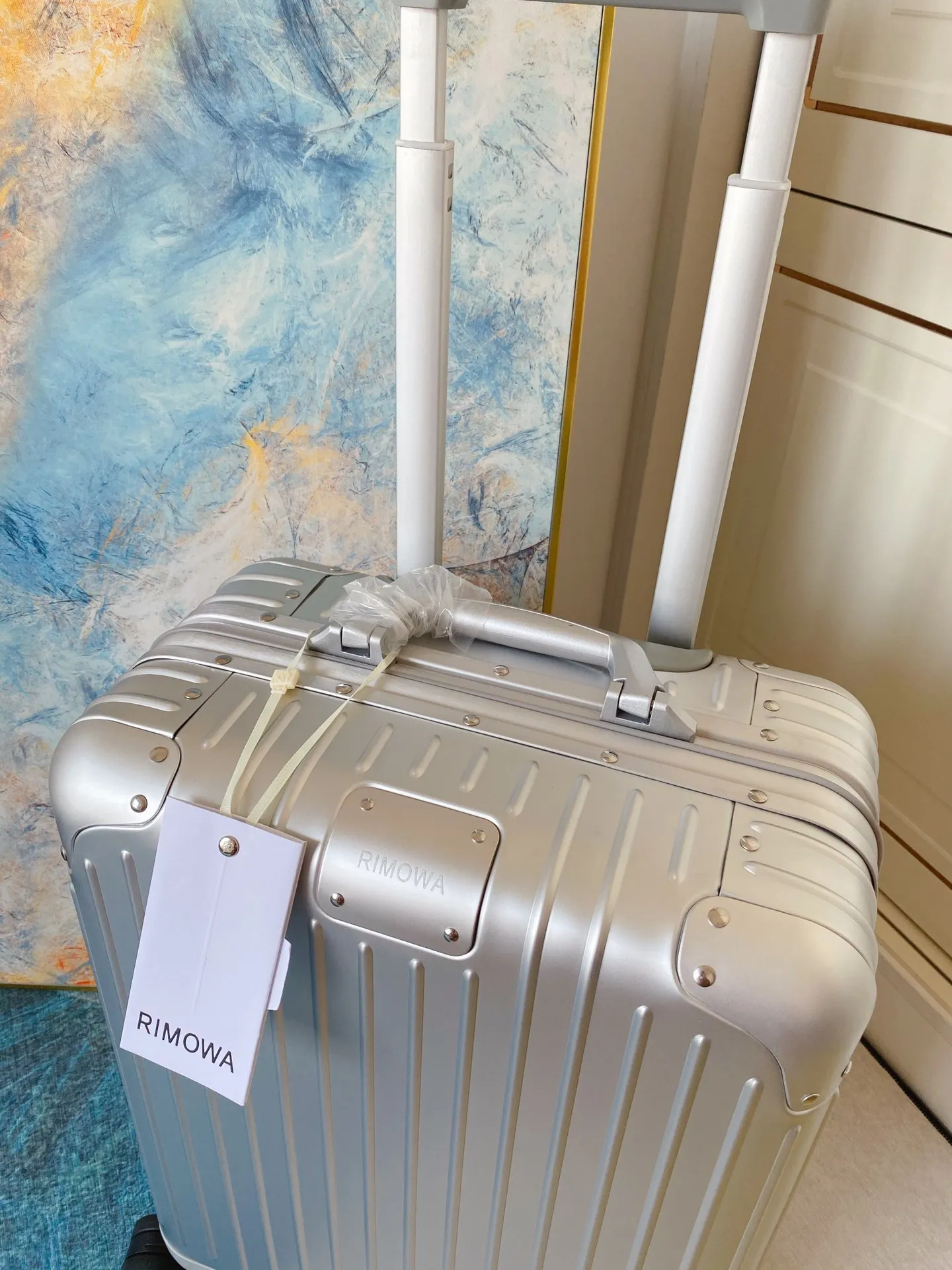 Rimowa日默瓦全铝镁合金拉箱 Original 925系列 全新顶级925系终于来啦!!高端阳极氧化铝秒杀市面一切通货!专柜随意对比👍 无可挑剔的RIMOWA Original被认为是有史以来最具标志性的行李箱设计之一。新款925 全新LOGO一体标,镁铝合金材料及顶级雕刻工艺,logo变得更大更高级 🧐从质感及视觉效果上都非常完美.线条纹理清晰.凹凸质感更强烈,内里颜色统一更替,万向轮logo也改成新的大M标志.高端阳极氧化铝经典款,经久耐用.工艺和创新都是无与伦比的典范.R家本次大动作 你get✅到了吗? ⭐️颜色:银色、黑色、钛金、 ⭐️尺寸:21-22-26-30寸