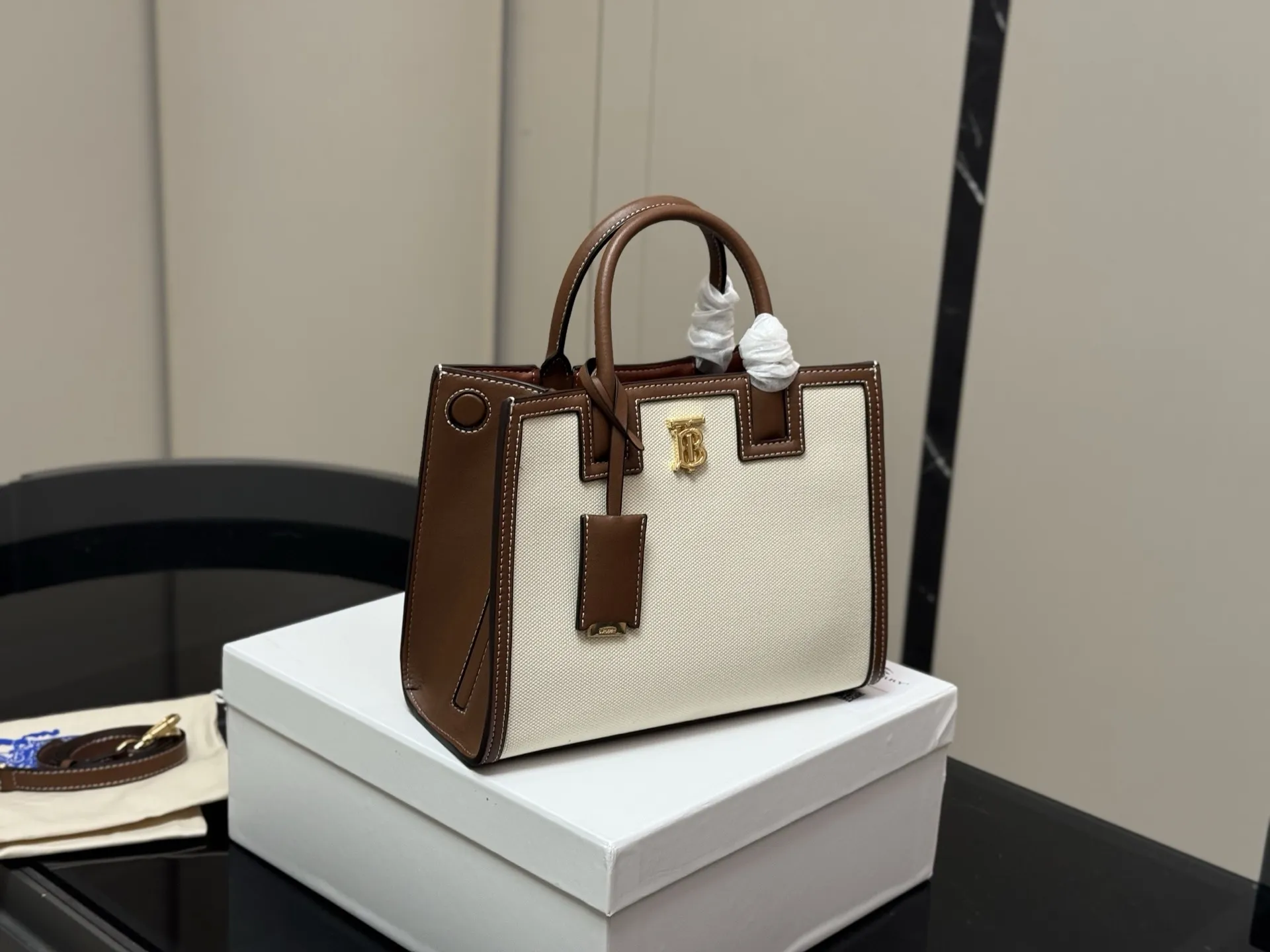 &yen;195 配盒 牛皮 size：27*21cm 巴宝莉 Frances 帆布拼皮 非常Chic！ 自带vintage气质！ BurberryFrances包美是一种态度，我们要活成最好的样子！