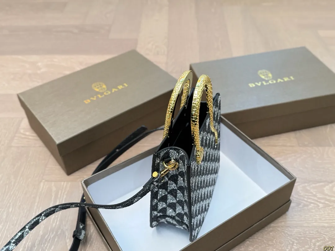 ¥145配盒 宝格丽 Bvlgari蛇头包 ⚠️顶级原单 不愧是开挂般的存在 包身轻便 百搭 给予满满的高级感 尺寸16 19