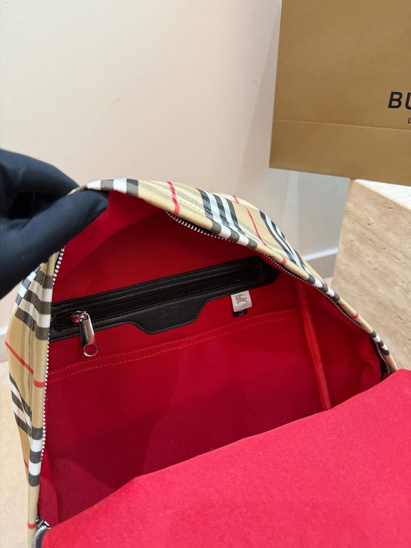 P150 每一季Bur*总要做一件爆款来提升知名度,顺便带动整个品牌的销量。今年春季,这个爆款非“The Rucksack军旅背包”莫属。巴宝莉双肩包🎒这款背包以标志性Burberry Trench风衣的独创面料作为灵感来源,采用与棉质嘎巴甸同为密织结构的柔韧尼龙材质制成。尺寸:28*37