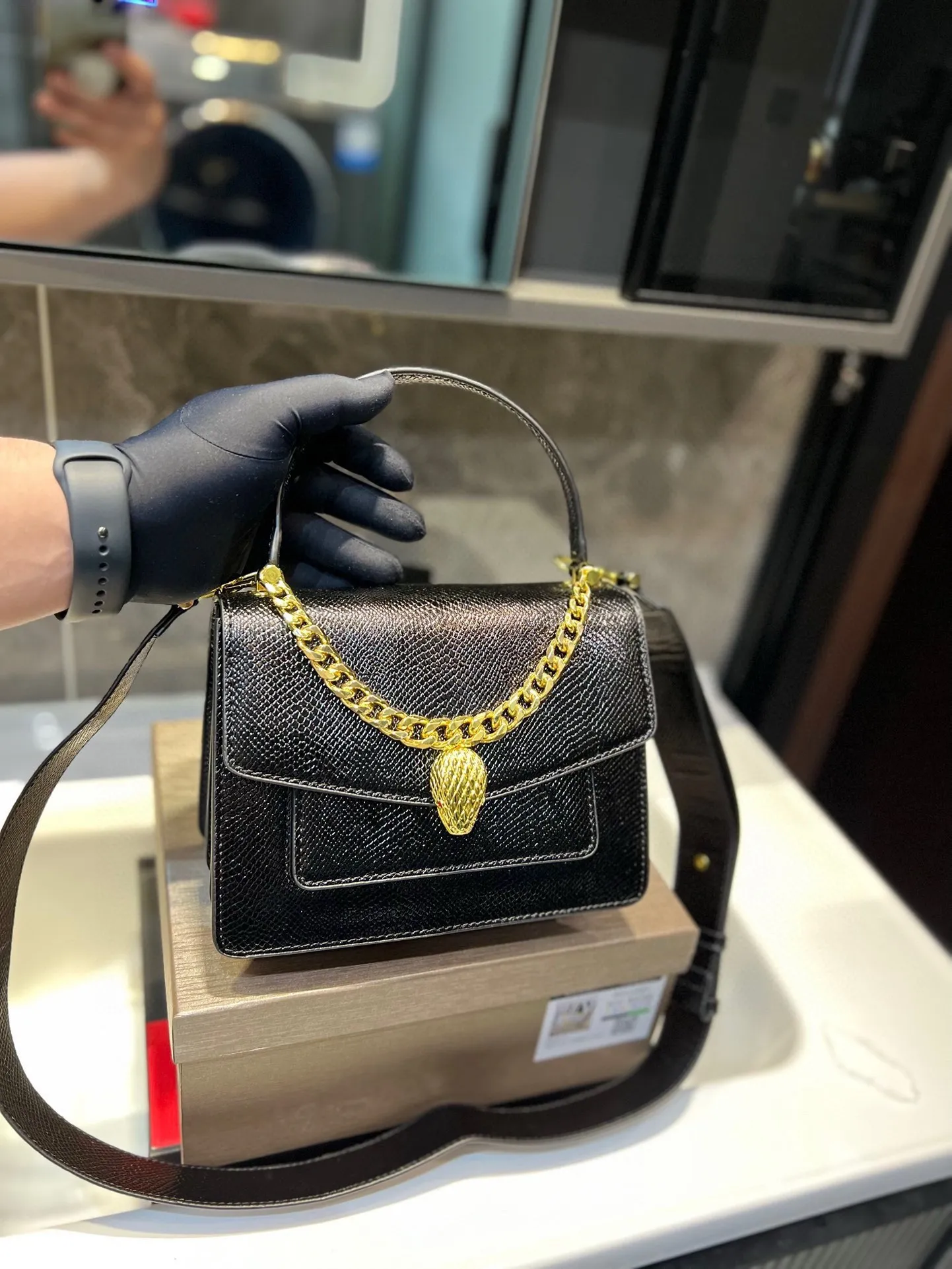 ❤️P155(礼盒包装)❤️ 宝格丽劲爆款!众多明星同款,包包小巧圆润饱满,标志性的蛇头扣点缀玛瑙石,柔软小羊皮包身拿在手里超级有质感,真是气质无敌了,分享给你们,不能我一个人种草!t尺寸:21 18