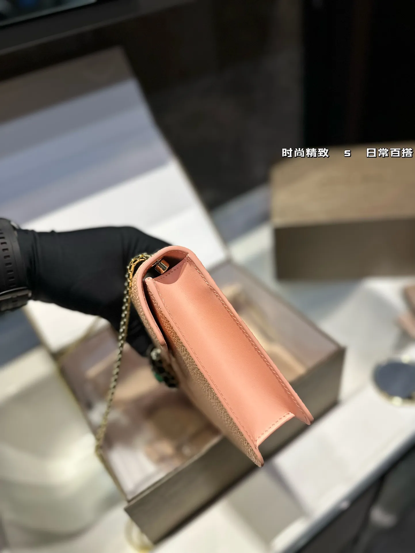 ❤️p200/p200❤️ 宝格丽Bvlgari， 原单品 原单皮质！ 原单五金（一定要⚠️链条） 牛皮品质🐂🐂 进口珐琅彩五金扣 好质感巨百搭 一定要⚠️⚠️五金！ 尺寸：22*14cm /20cm 还有原版小镜子哦