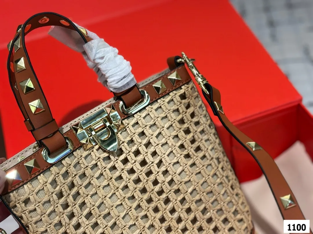 P175 配折叠盒子 Valentino 华伦天奴编织包24春夏浓浓的度假风,却也适合日常觉得这样的包包得有一个,毕竟,海浪、沙滩,没人想拒绝# 尺寸:16 18.5