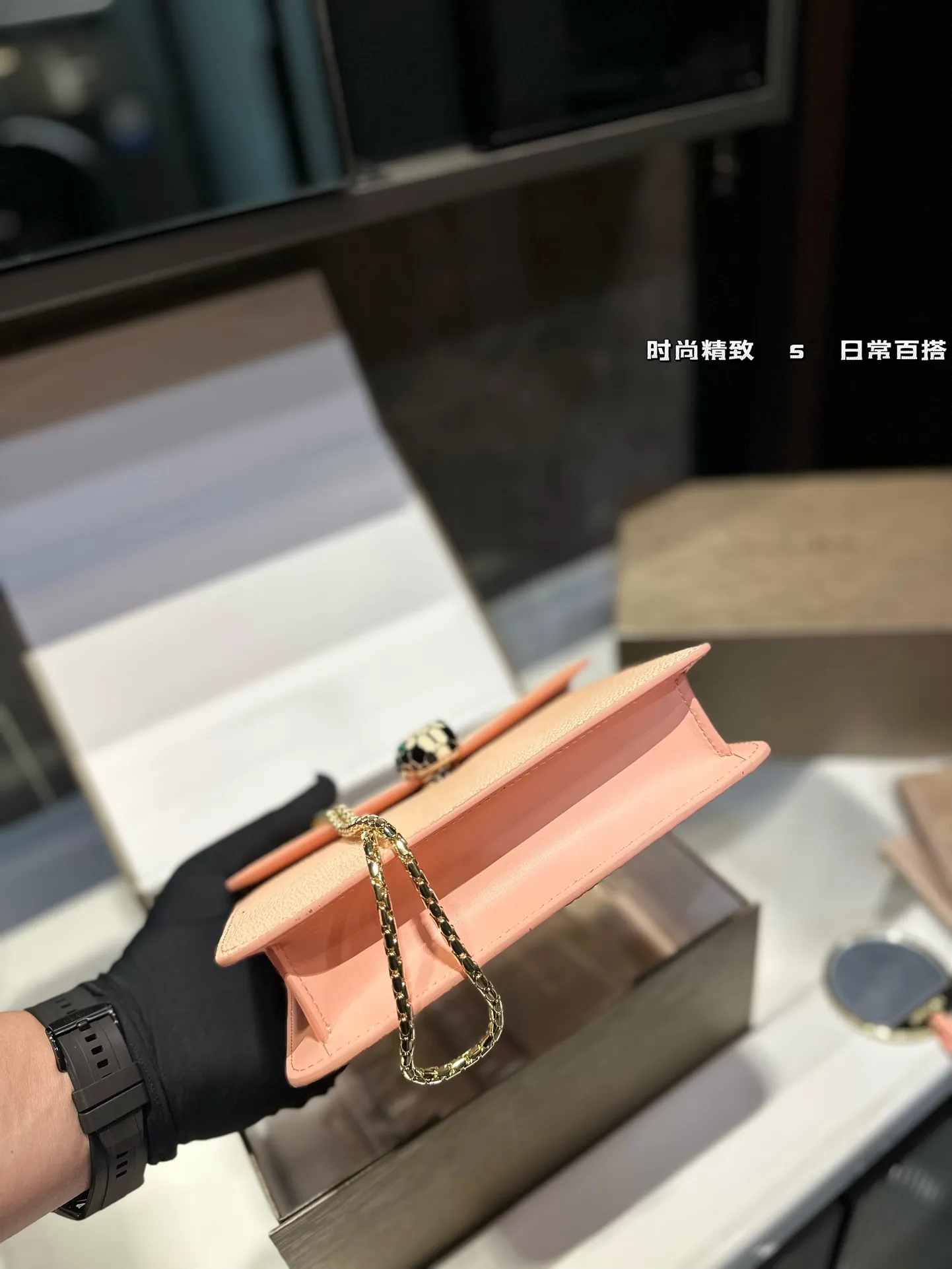 ❤️p200/p200❤️ 宝格丽Bvlgari, 原单品 原单皮质! 原单五金(一定要⚠️链条) 牛皮品质🐂🐂 进口珐琅彩五金扣 好质感巨百搭 一定要⚠️⚠️五金! 尺寸:22*14cm /20cm 还有原版小镜子哦